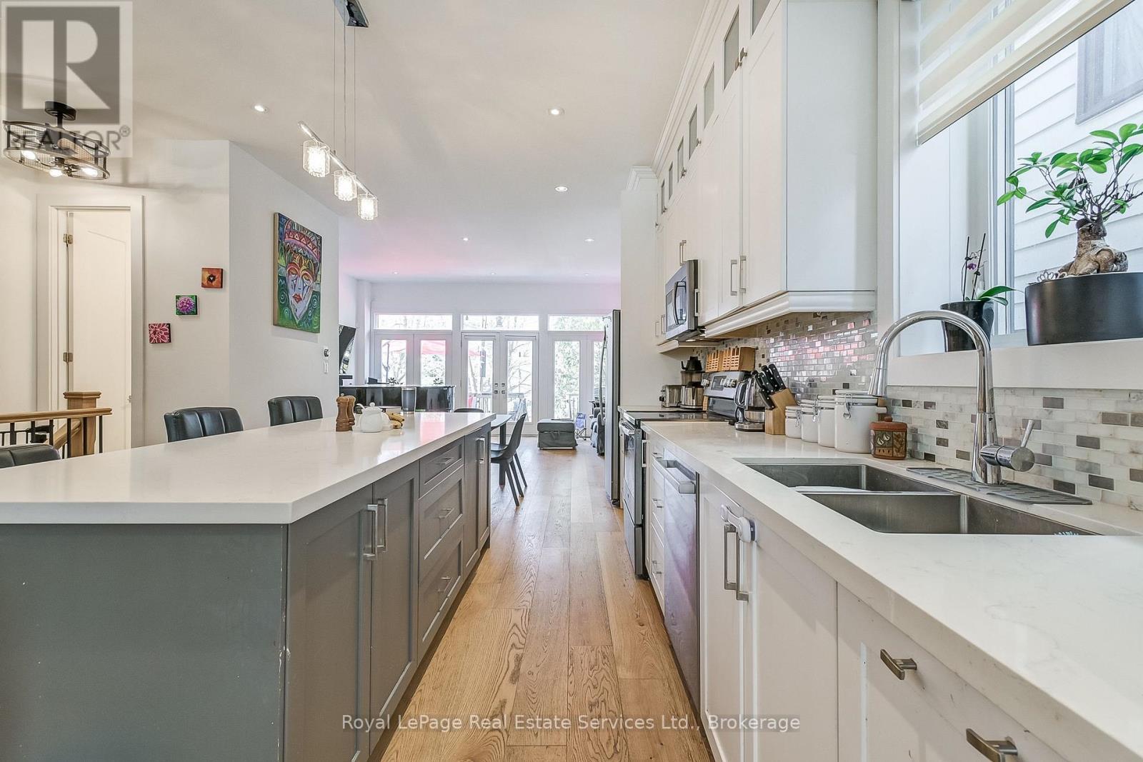 












176 LEYTON AVENUE

,
Toronto (Oakridge),




Ontario
M1L3V6

