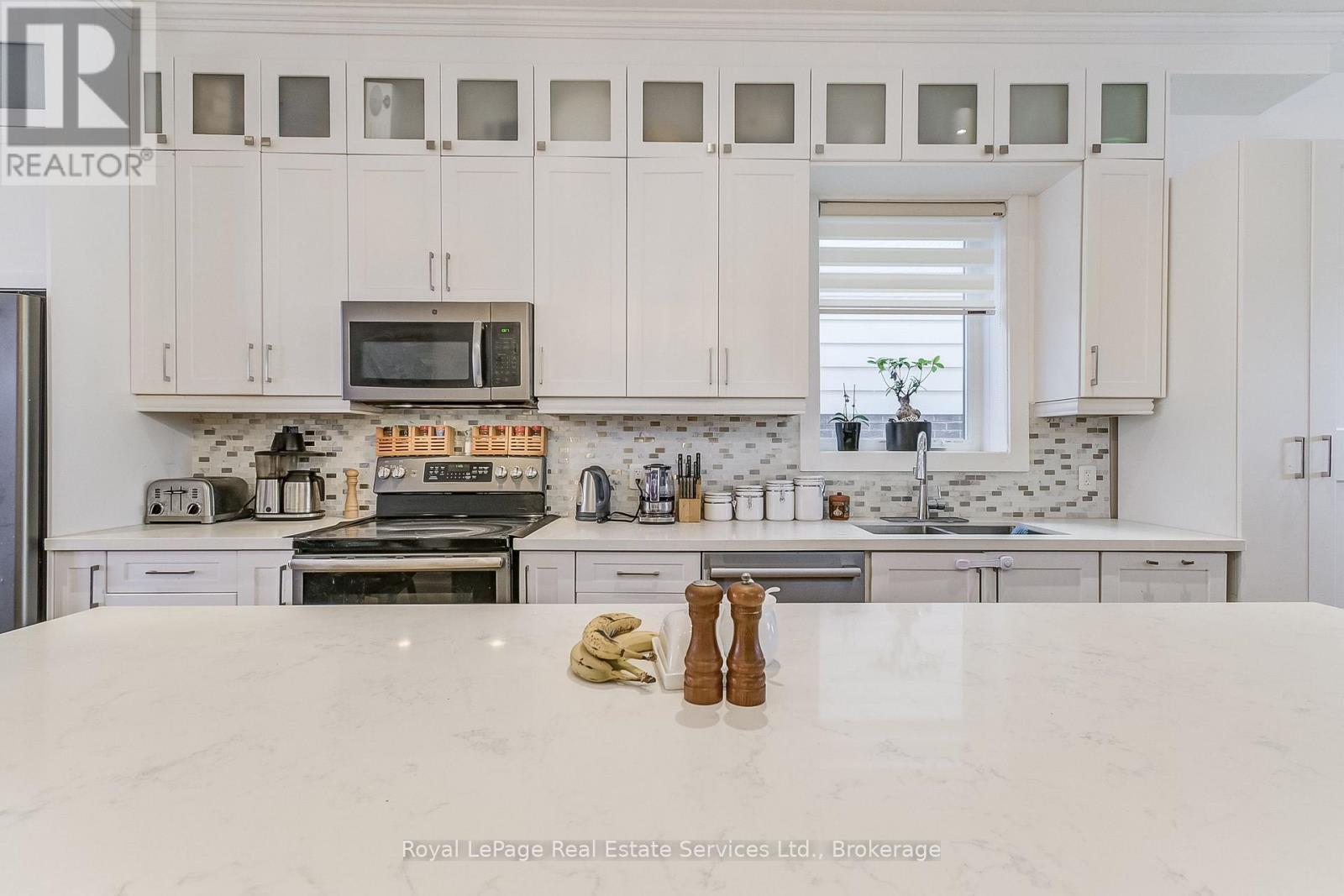 












176 LEYTON AVENUE

,
Toronto (Oakridge),




Ontario
M1L3V6

