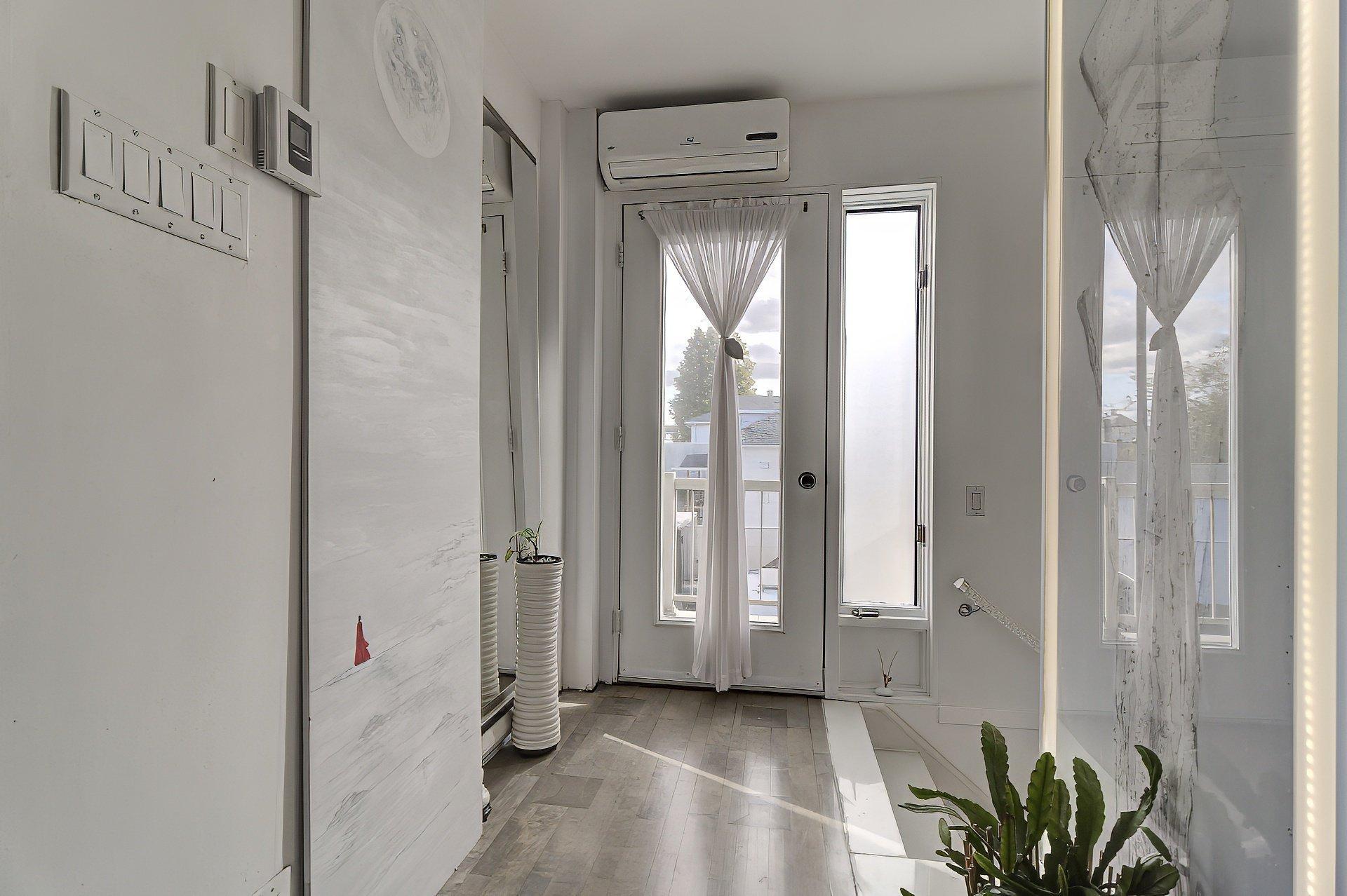 









633

 - 637


Boul. Taschereau

,
La Prairie,




QC
J5R1V5

