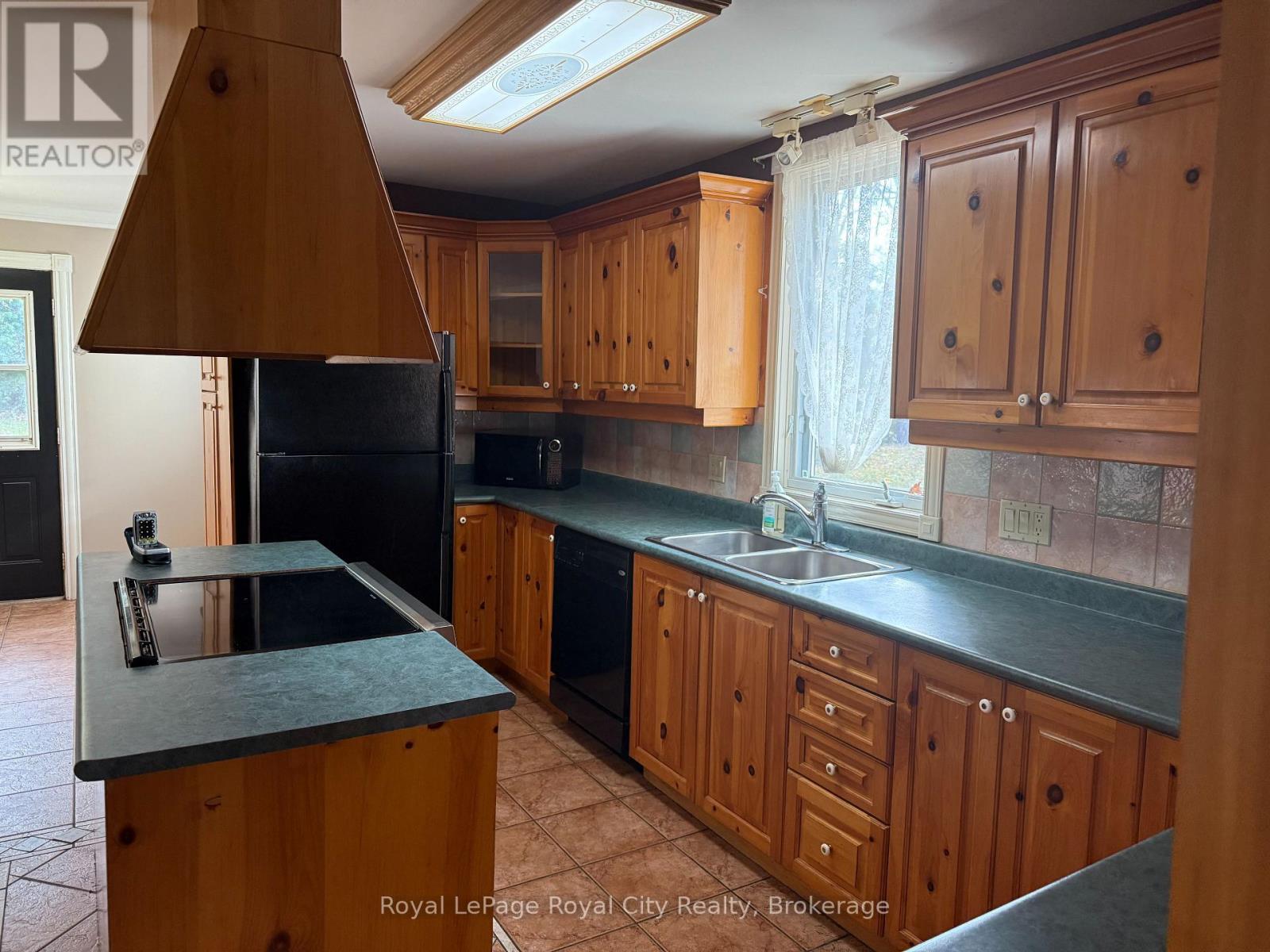 












1 KENNETH AVENUE

,
Erin,




Ontario
N0B1T0

