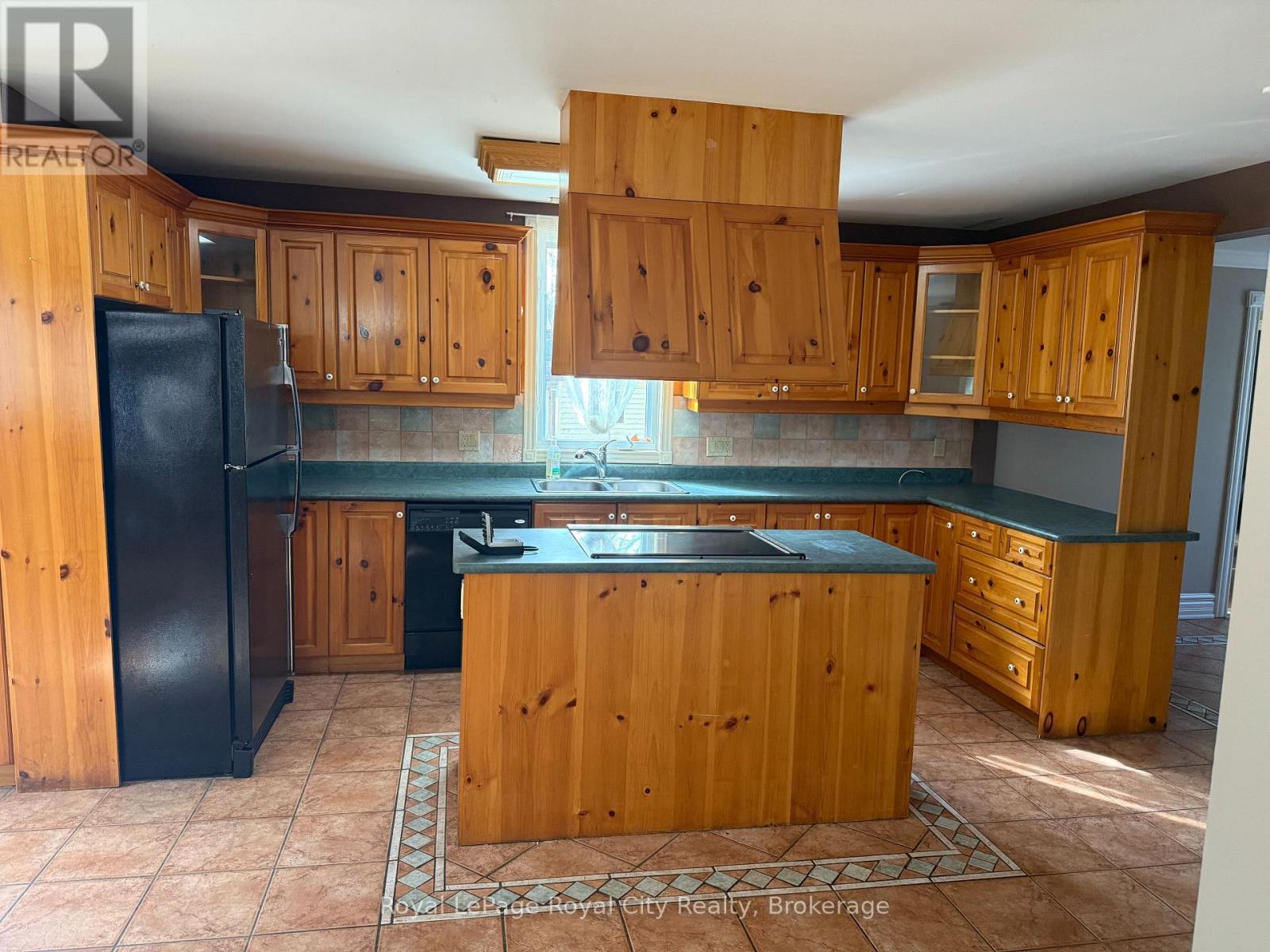 












1 KENNETH AVENUE

,
Erin,




Ontario
N0B1T0

