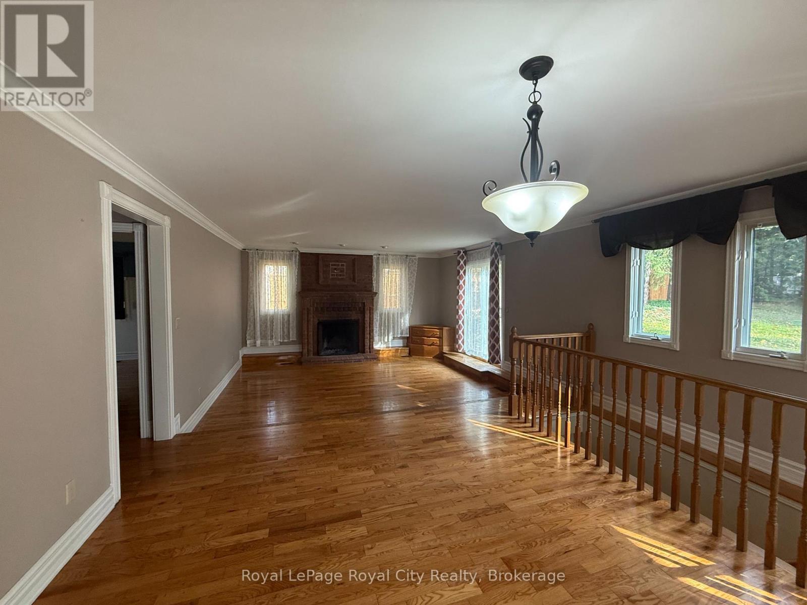 












1 KENNETH AVENUE

,
Erin,




Ontario
N0B1T0

