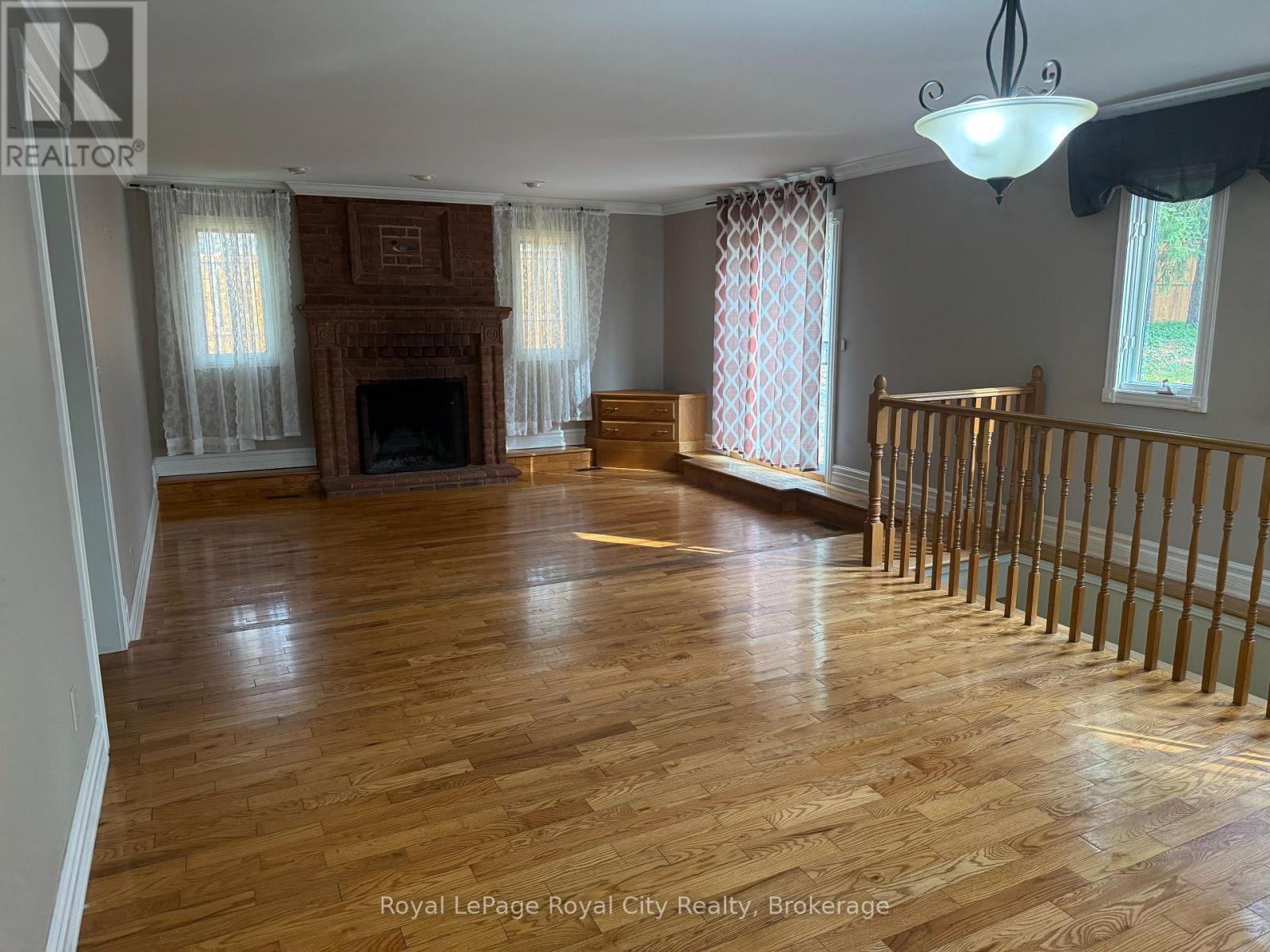 












1 KENNETH AVENUE

,
Erin,




Ontario
N0B1T0

