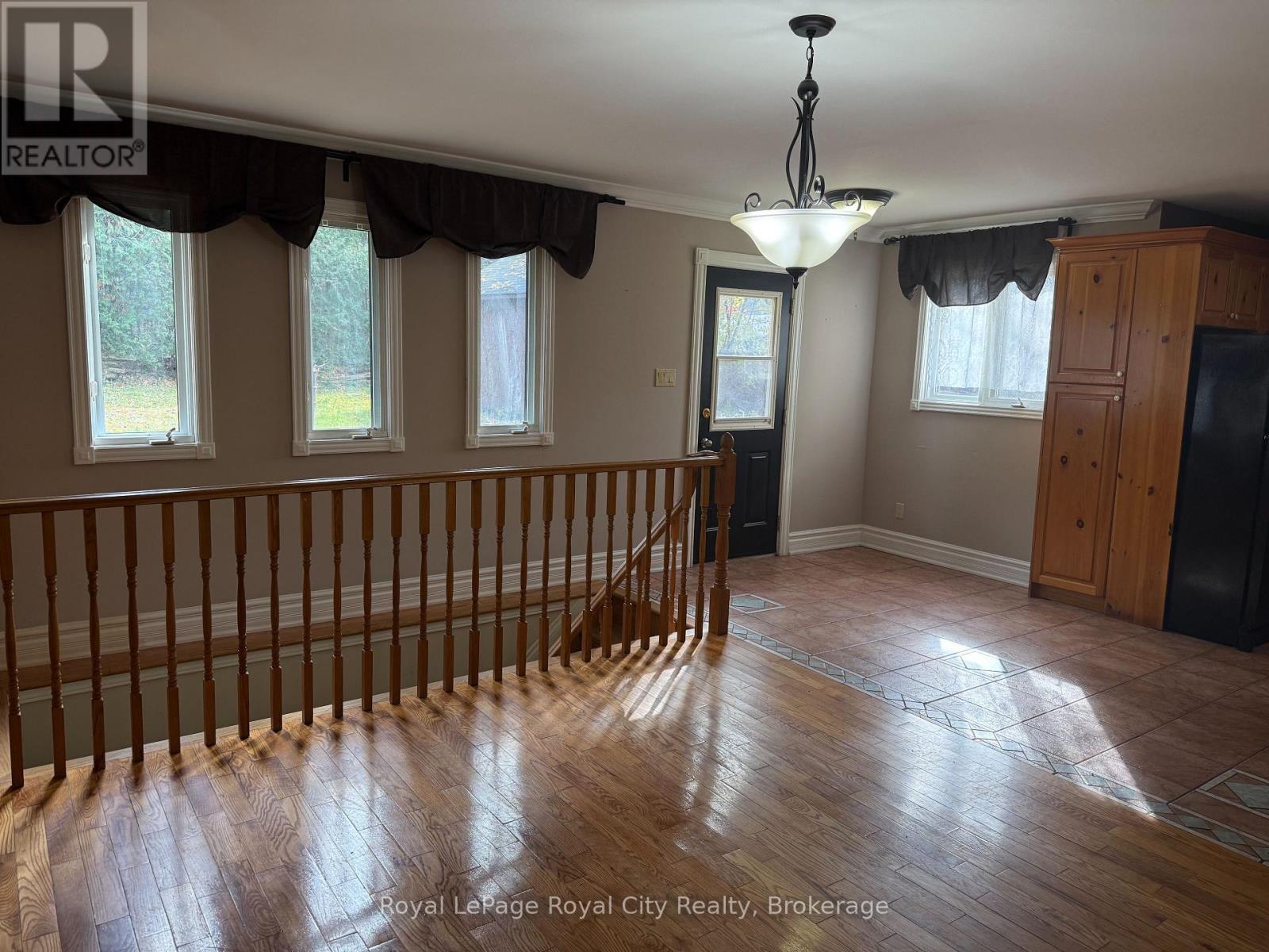 












1 KENNETH AVENUE

,
Erin,




Ontario
N0B1T0

