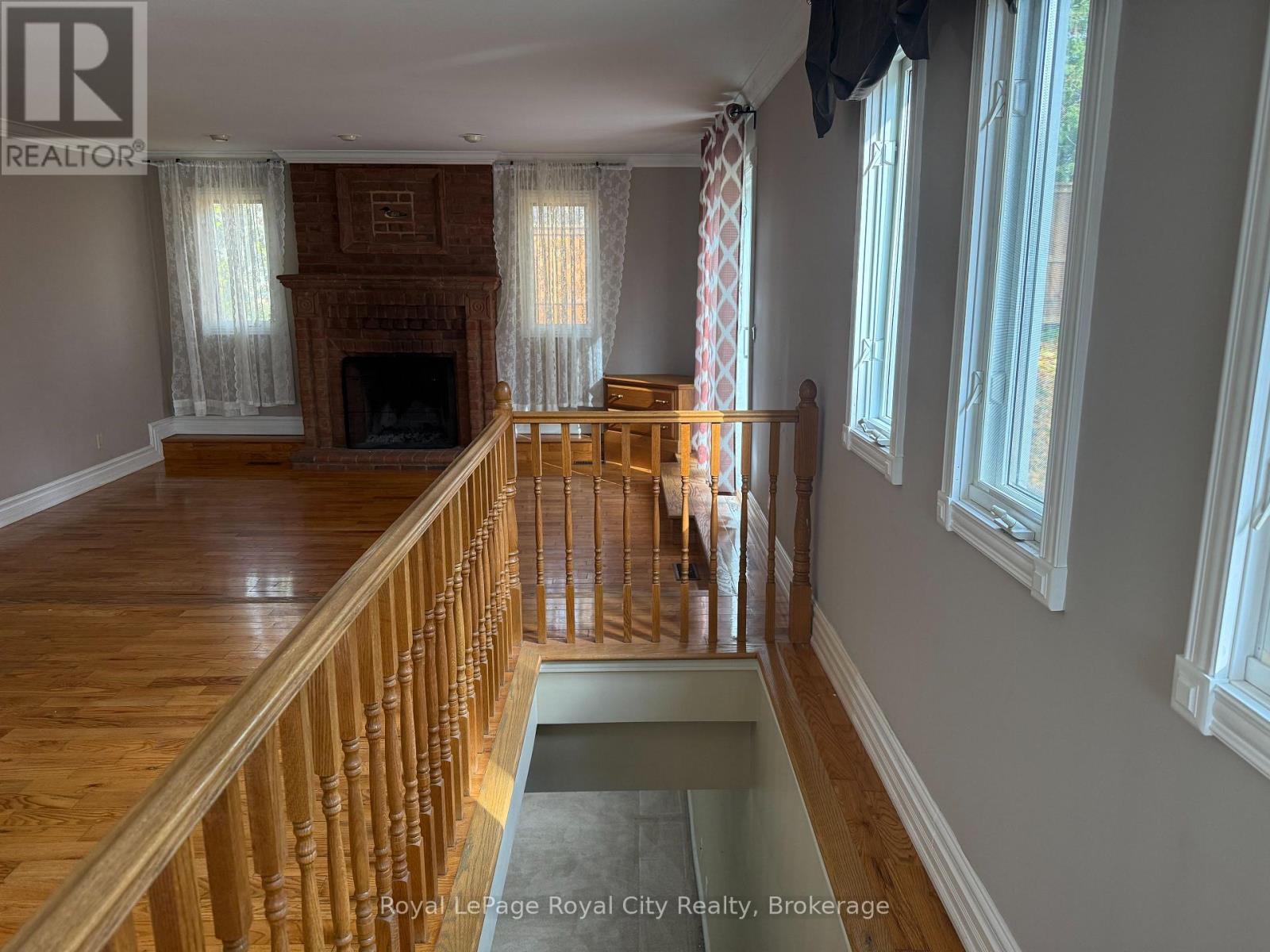 












1 KENNETH AVENUE

,
Erin,




Ontario
N0B1T0

