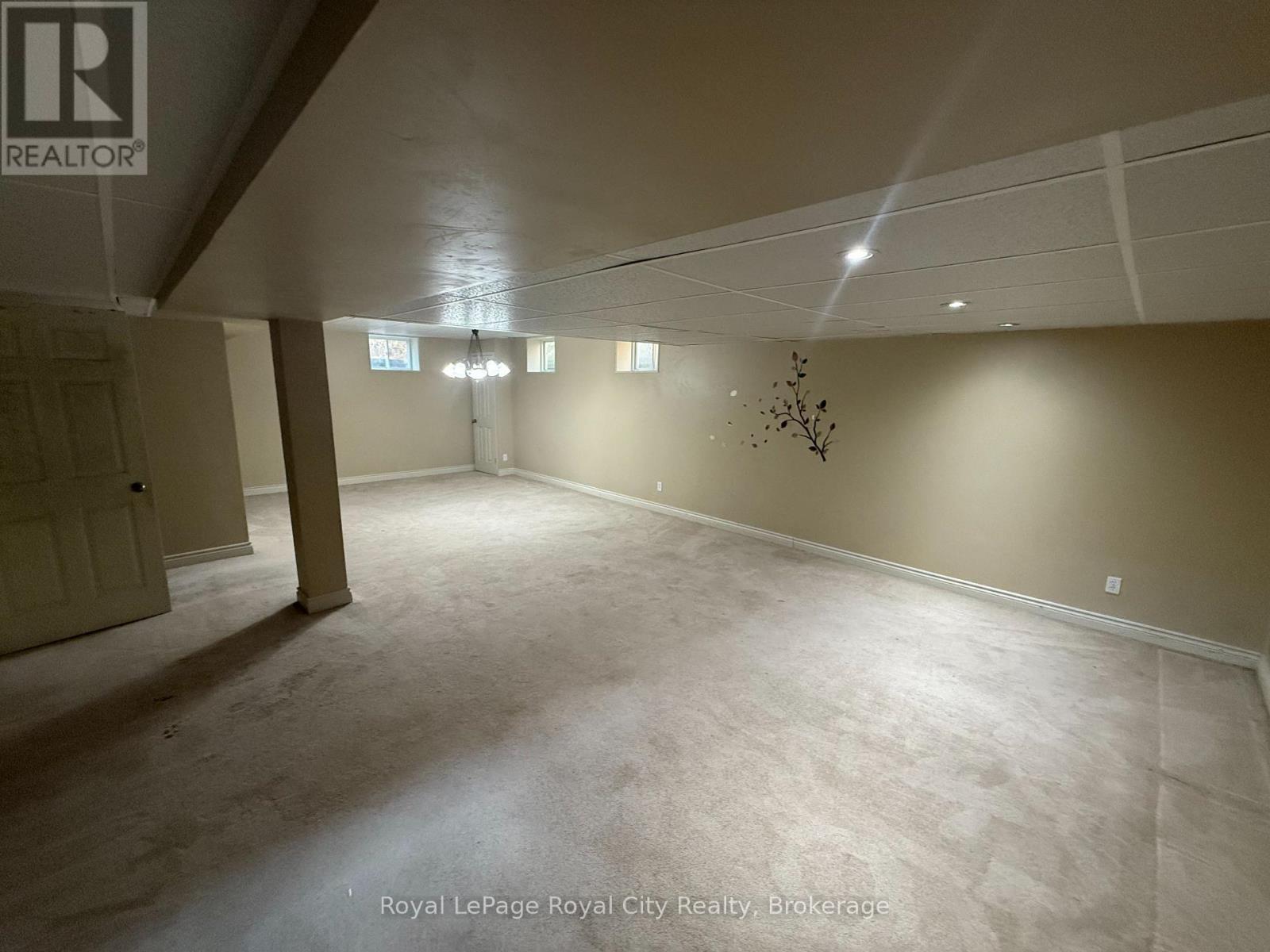 












1 KENNETH AVENUE

,
Erin,




Ontario
N0B1T0

