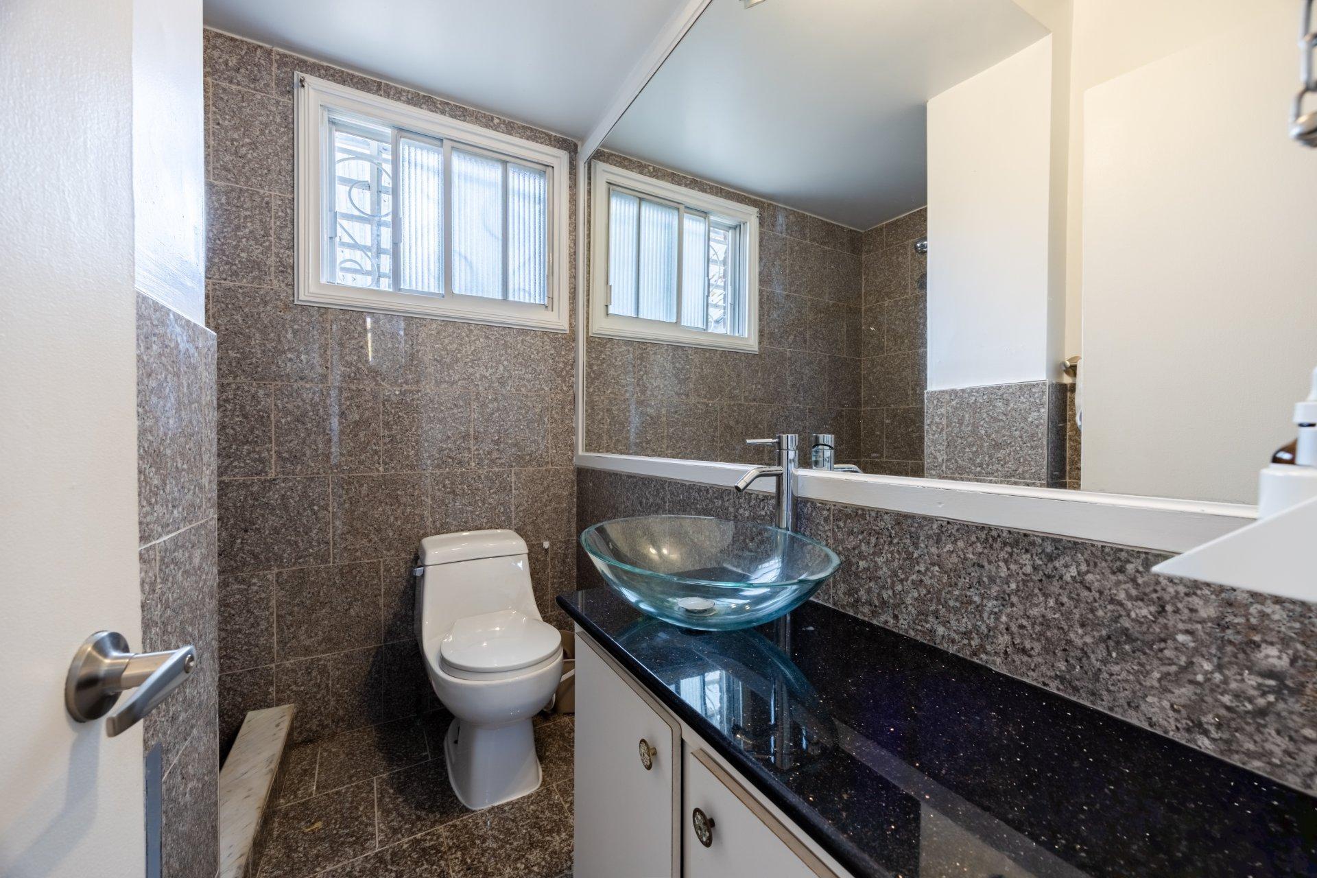 









4950


Av. Powell

,
Montréal (Côte-des-Neiges/Notre-Dame-de-Grâce),




QC
H4P1E7

