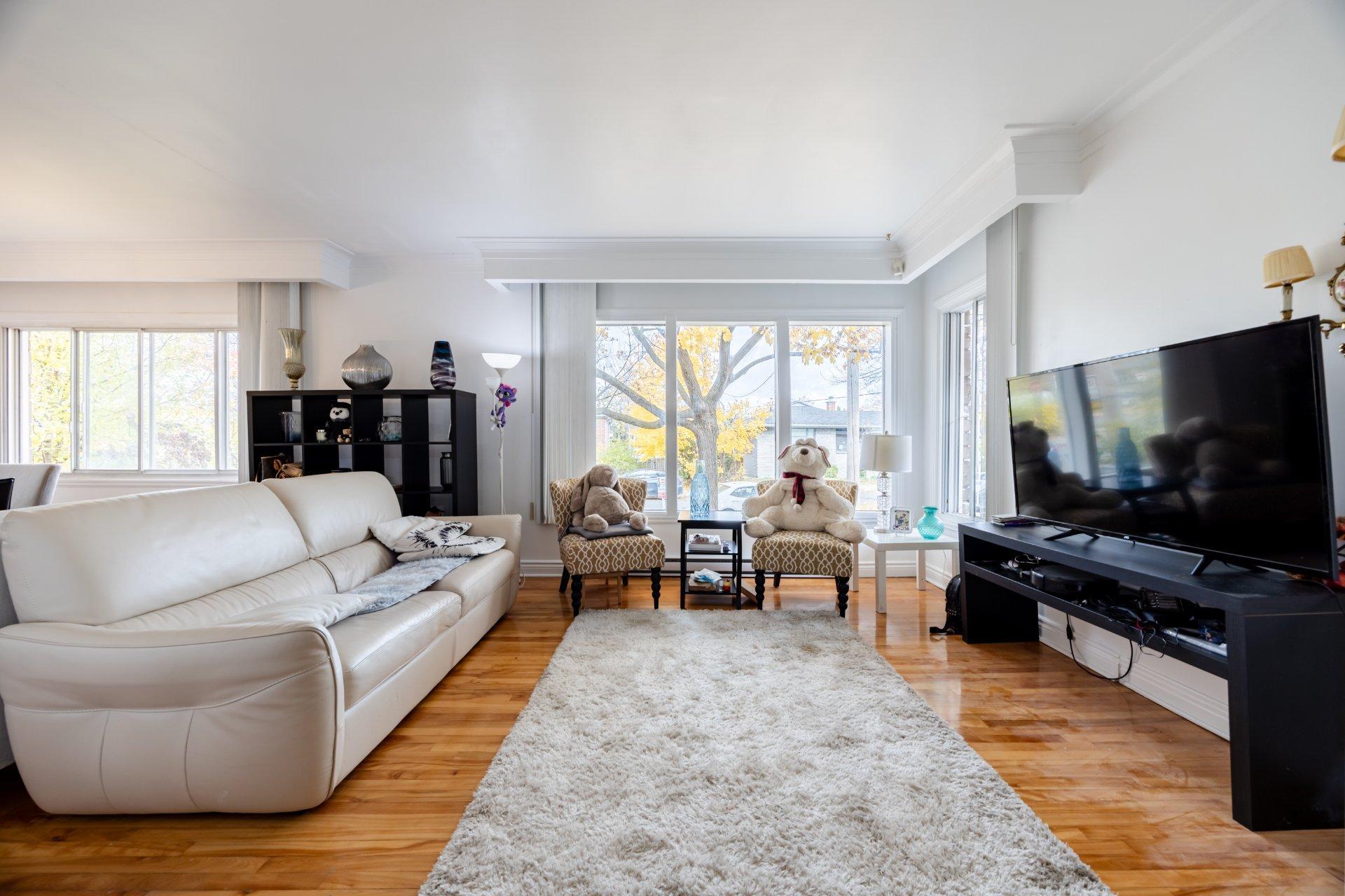 









4950


Av. Powell

,
Montréal (Côte-des-Neiges/Notre-Dame-de-Grâce),




QC
H4P1E7

