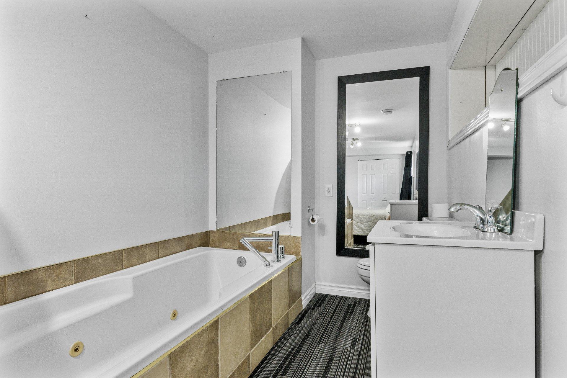 









220


Rue Ducharme

,
Sainte-Catherine-de-Hatley,




QC
J0B1W0

