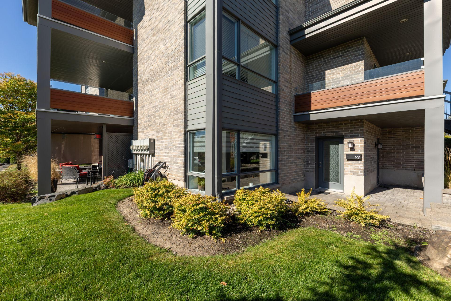 









1925


Rue De Chambly

, 101,
Saint-Bruno-de-Montarville,




QC
J3V0G2

