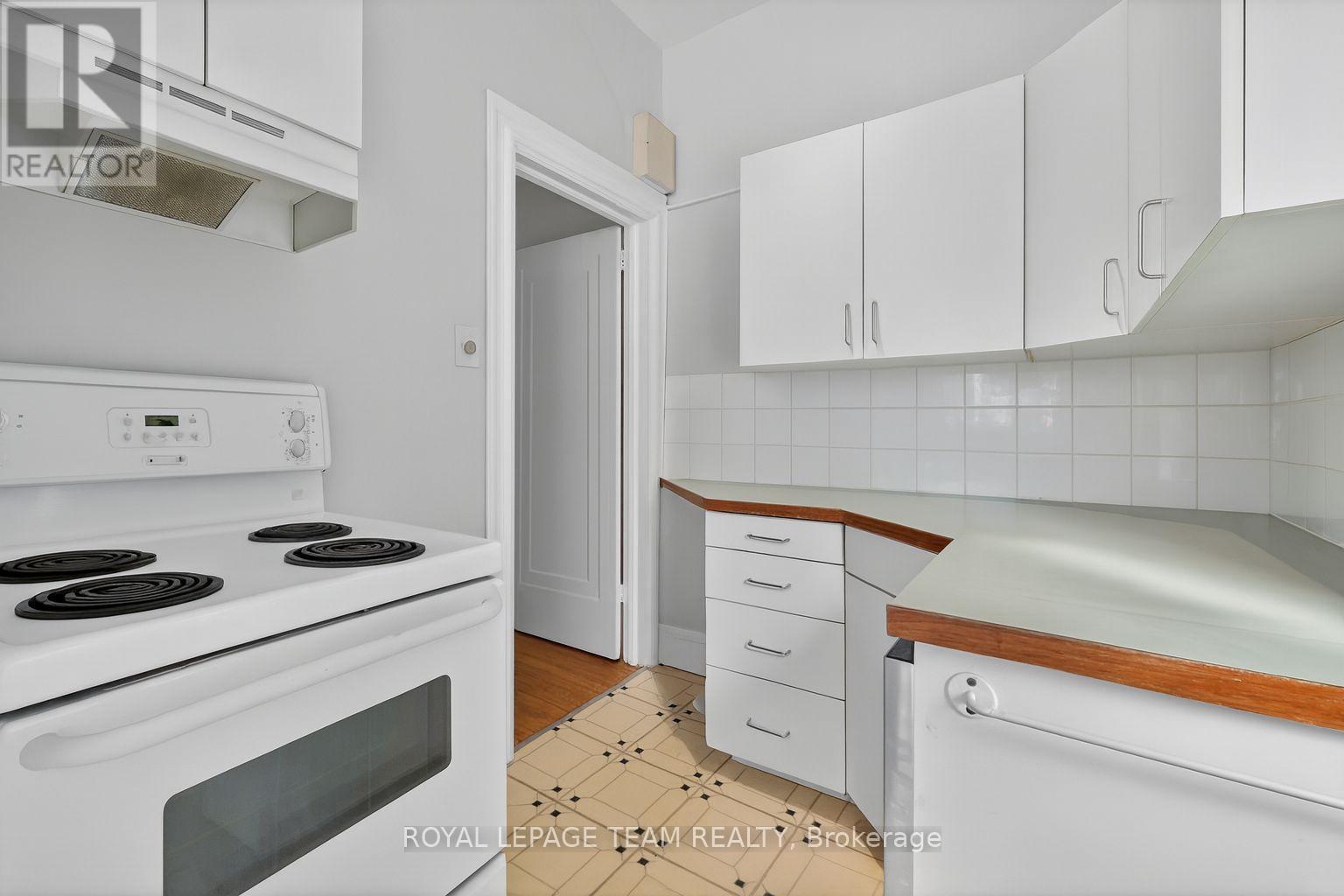 












260 SOMERSET STREET W

,
Ottawa,




Ontario
K2P0J6

