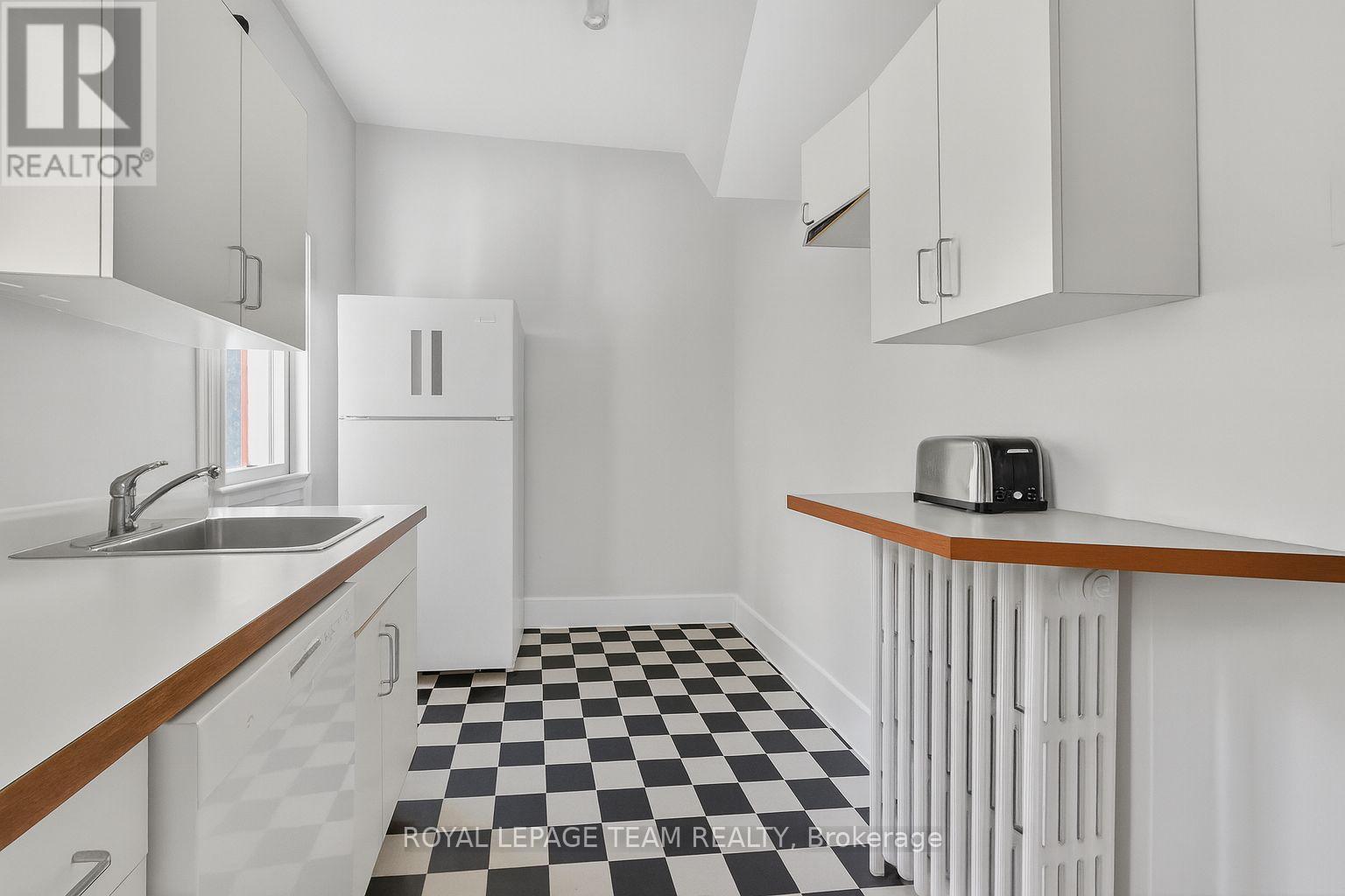 












260 SOMERSET STREET W

,
Ottawa,




Ontario
K2P0J6

