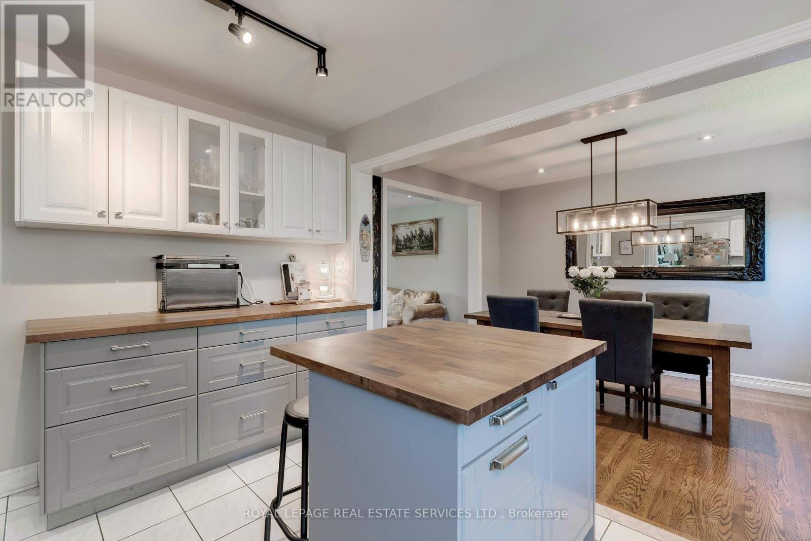 












297 SUNSET DRIVE

,
Oakville,




Ontario
L6L3M5

