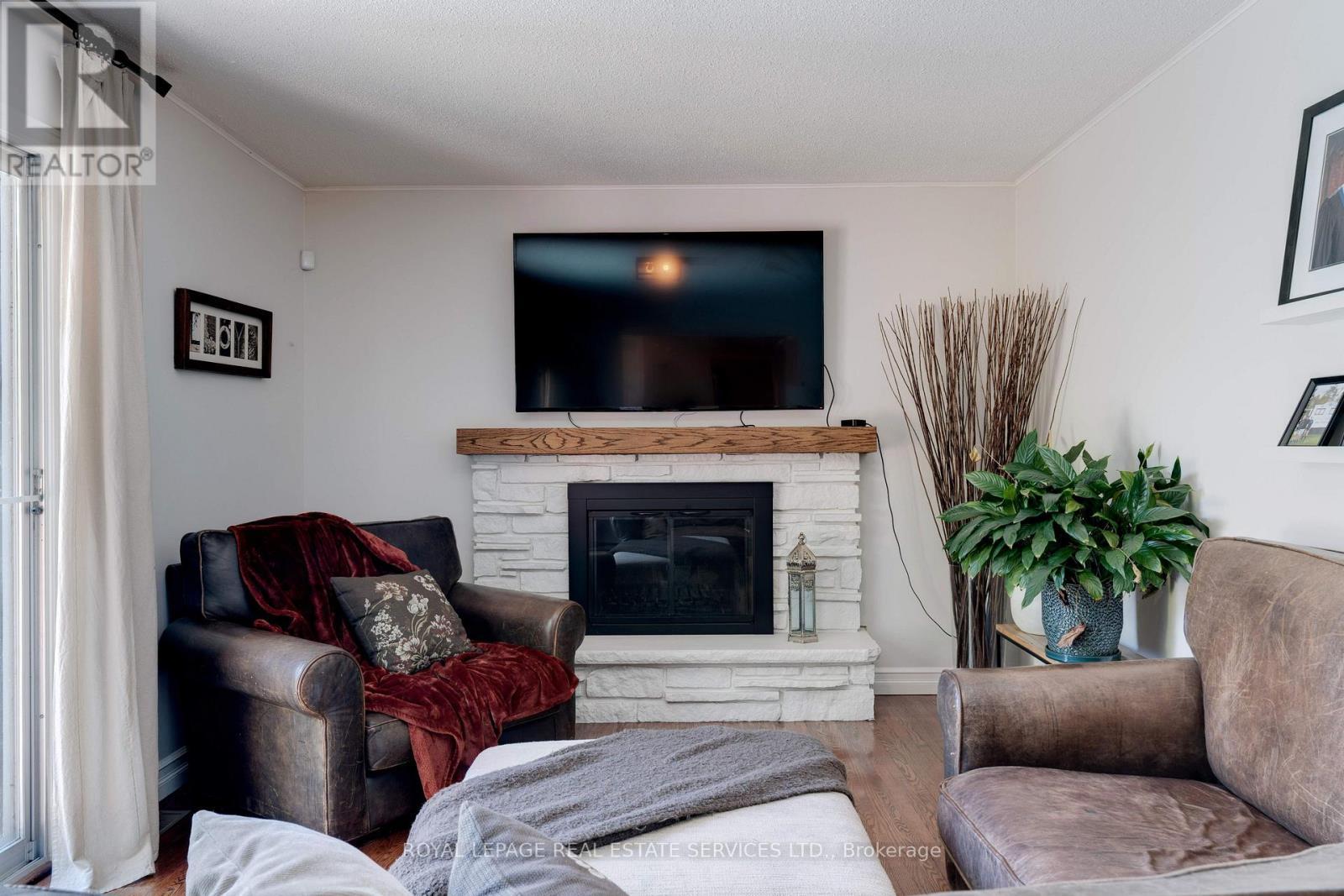 












297 SUNSET DRIVE

,
Oakville,




Ontario
L6L3M5

