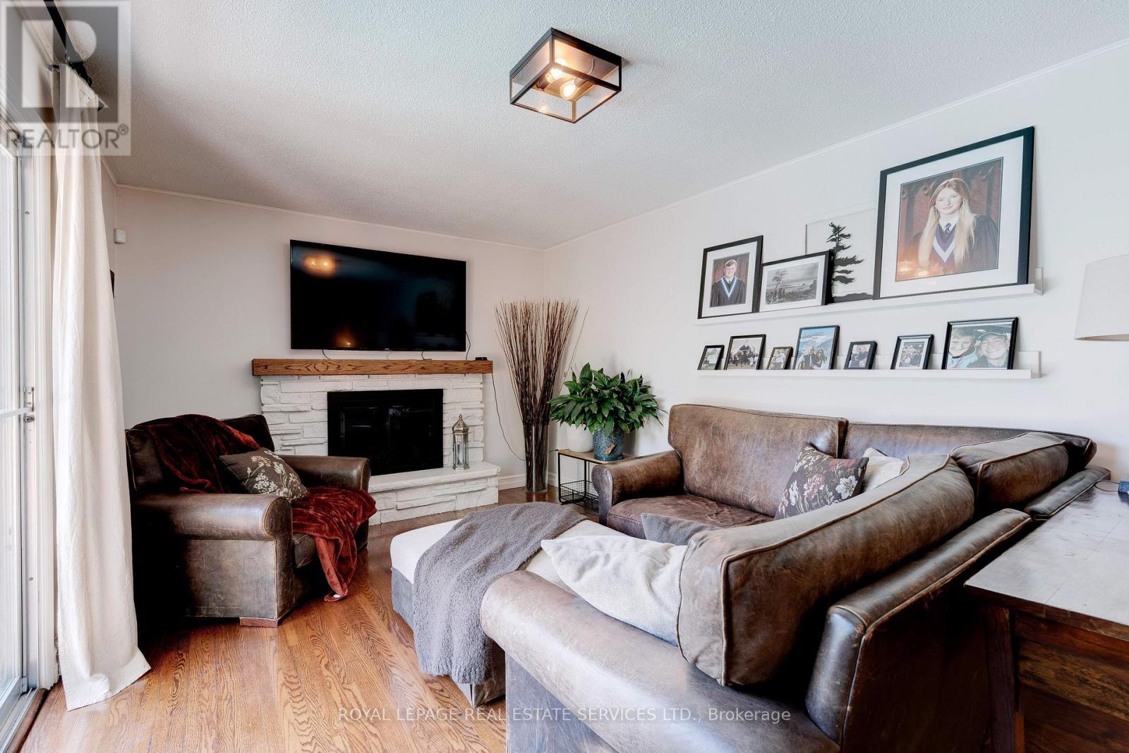 












297 SUNSET DRIVE

,
Oakville,




Ontario
L6L3M5

