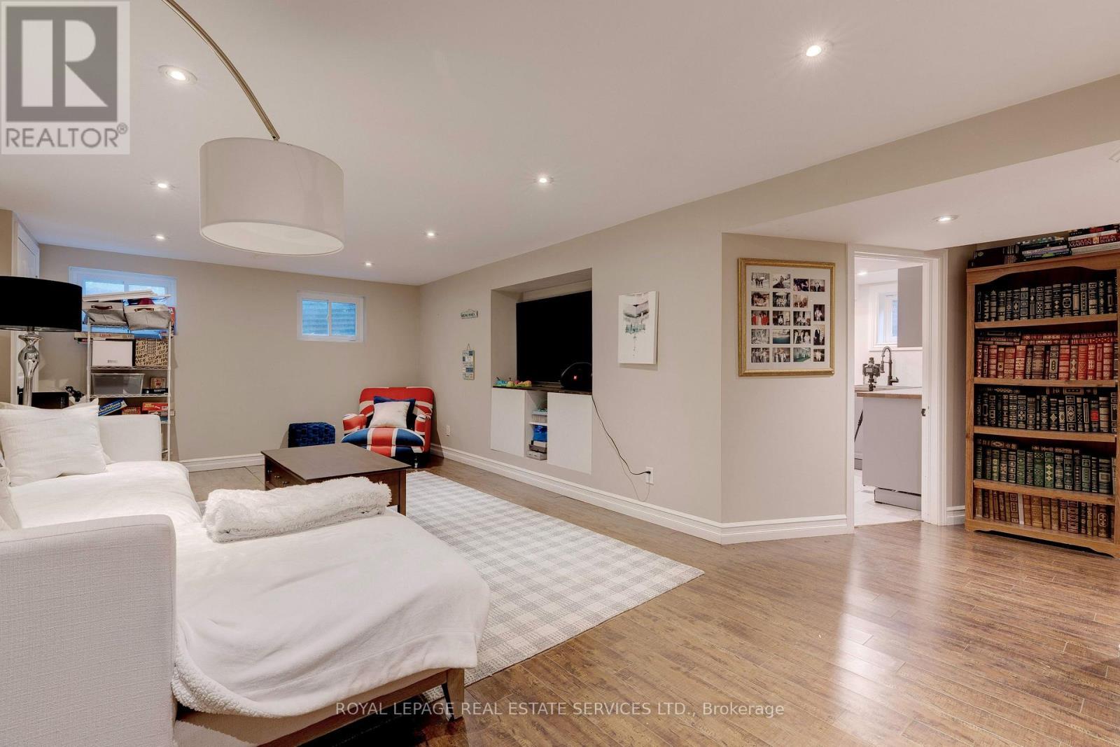 












297 SUNSET DRIVE

,
Oakville,




Ontario
L6L3M5

