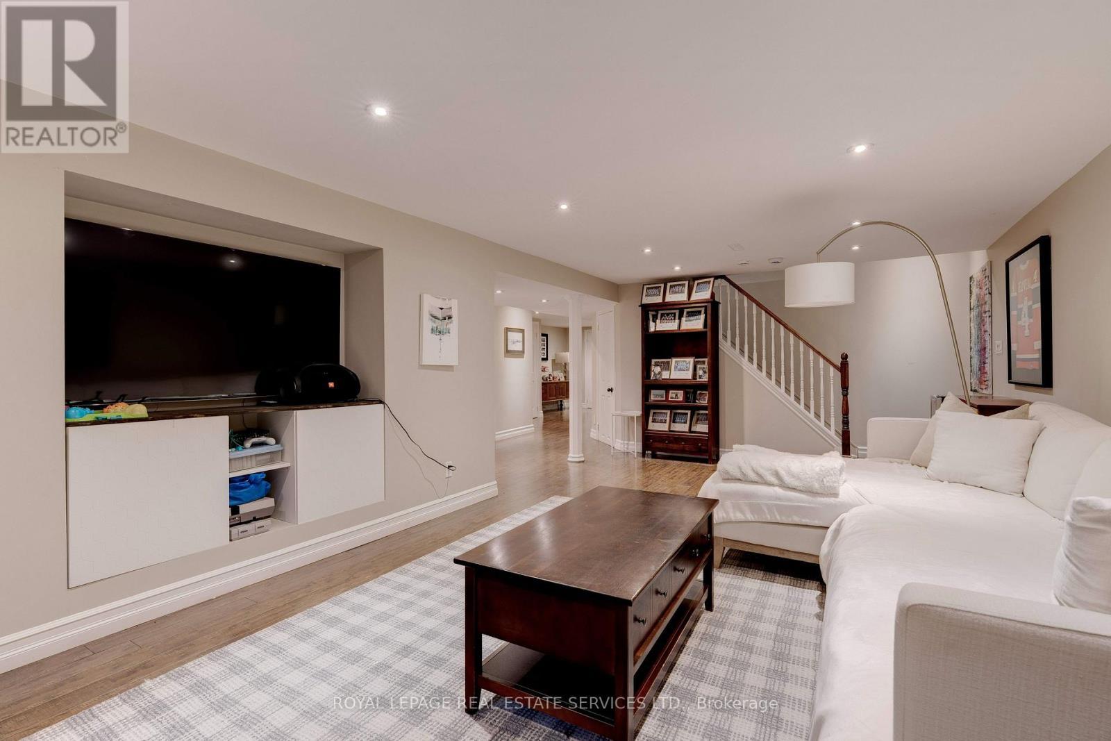 












297 SUNSET DRIVE

,
Oakville,




Ontario
L6L3M5

