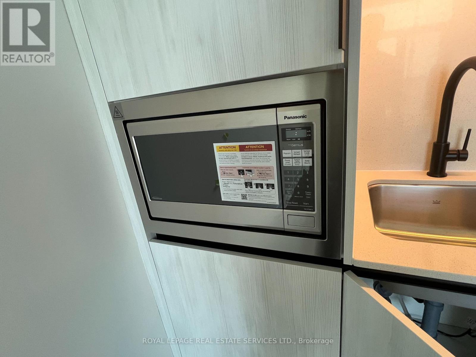 












2713 - 2495 EGLINTON AVENUE W

,
Mississauga,




Ontario
L5M2T2

