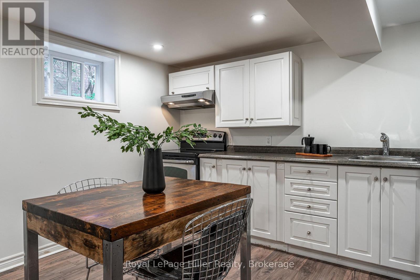 












180 ELIZABETH STREET

,
Stratford,




Ontario
N5A4Z3

