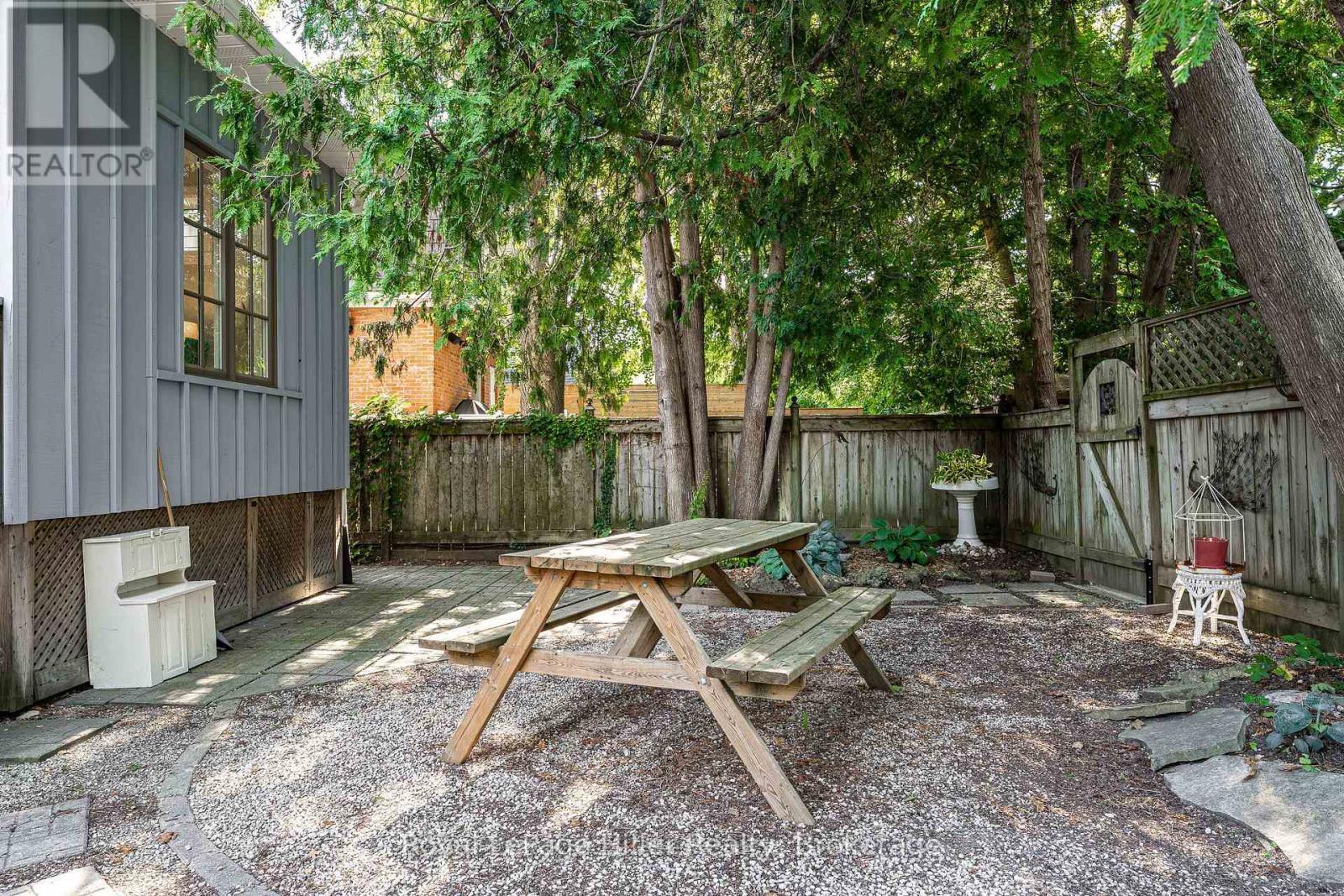 












180 ELIZABETH STREET

,
Stratford,




Ontario
N5A4Z3

