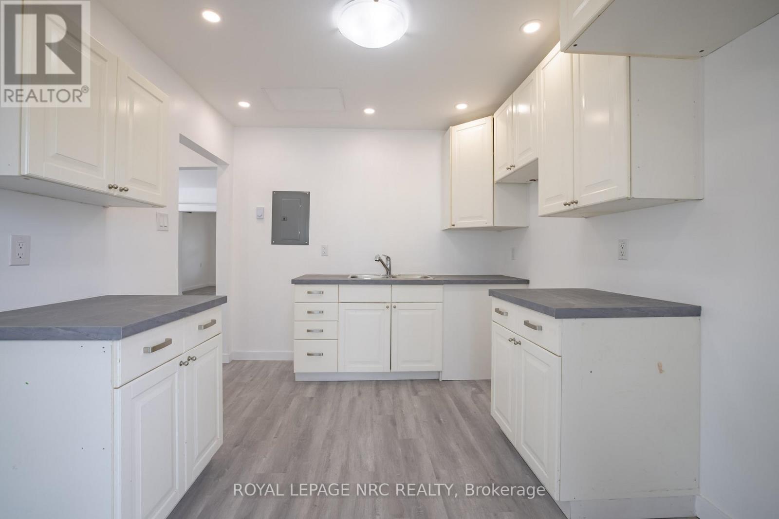 












170 NIAGARA STREET W

,
St. Catharines (E. Chester),




Ontario
L2R4L4

