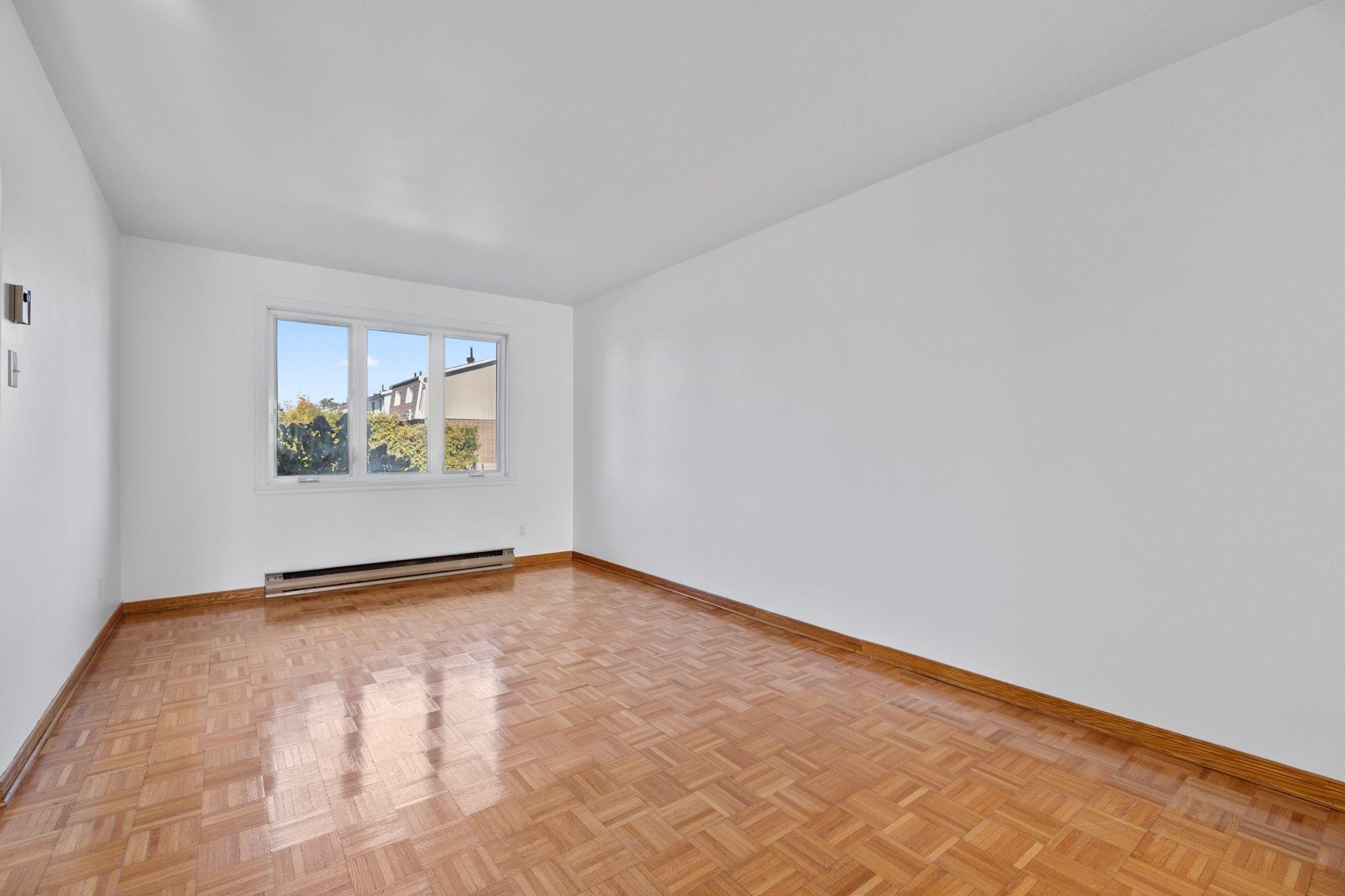 









1535


Rue Plaisance

,
Brossard,




QC
J4W3B4

