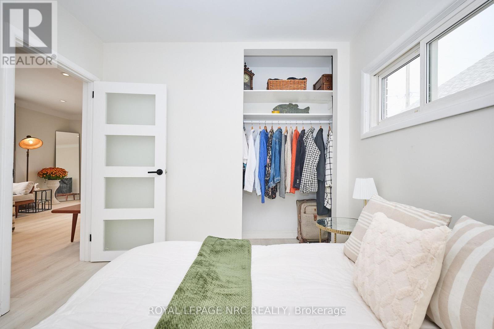 












10 FAIRBURN AVENUE

,
St. Catharines (Burleigh Hill),




Ontario
L2T1B2

