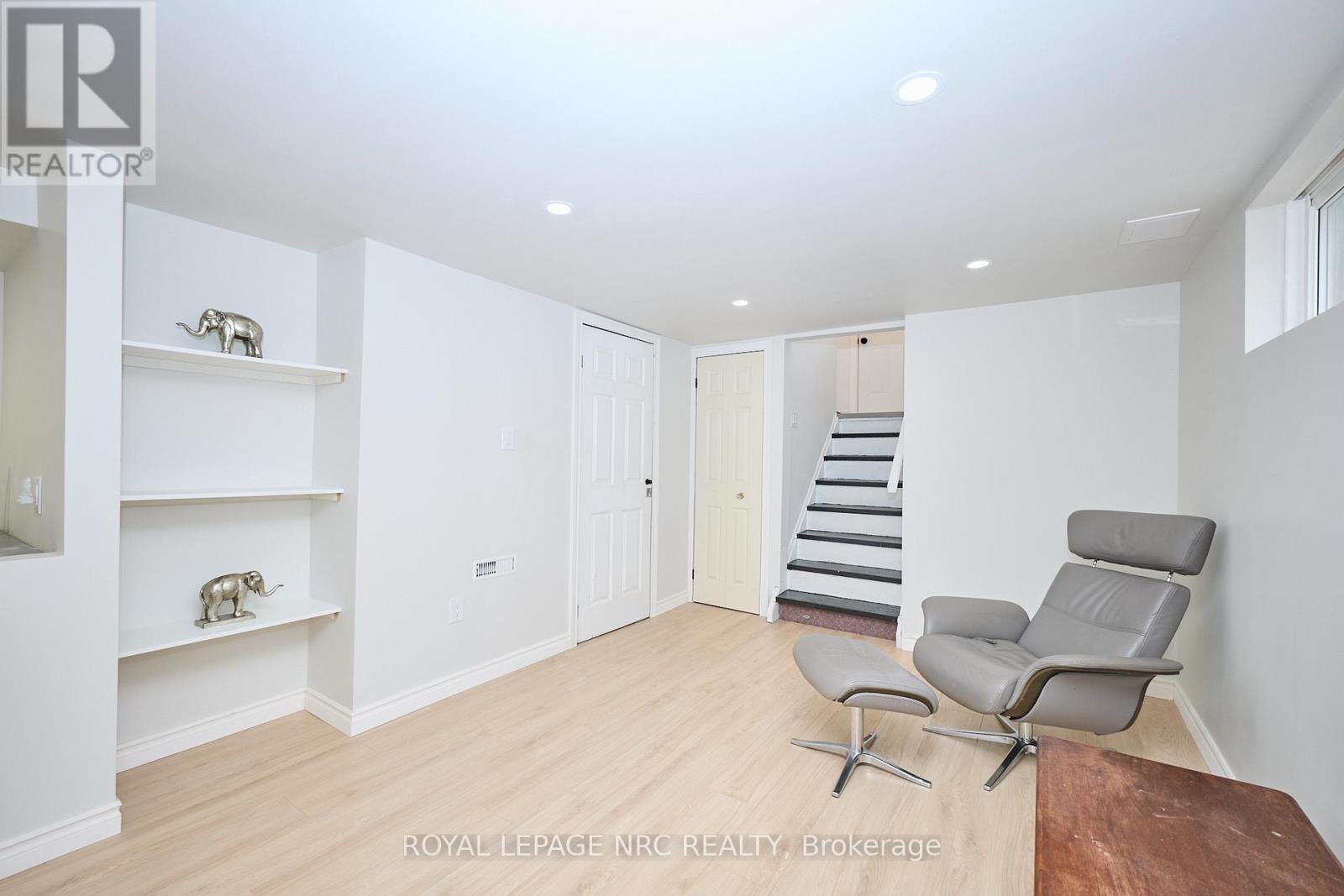 












10 FAIRBURN AVENUE

,
St. Catharines (Burleigh Hill),




Ontario
L2T1B2

