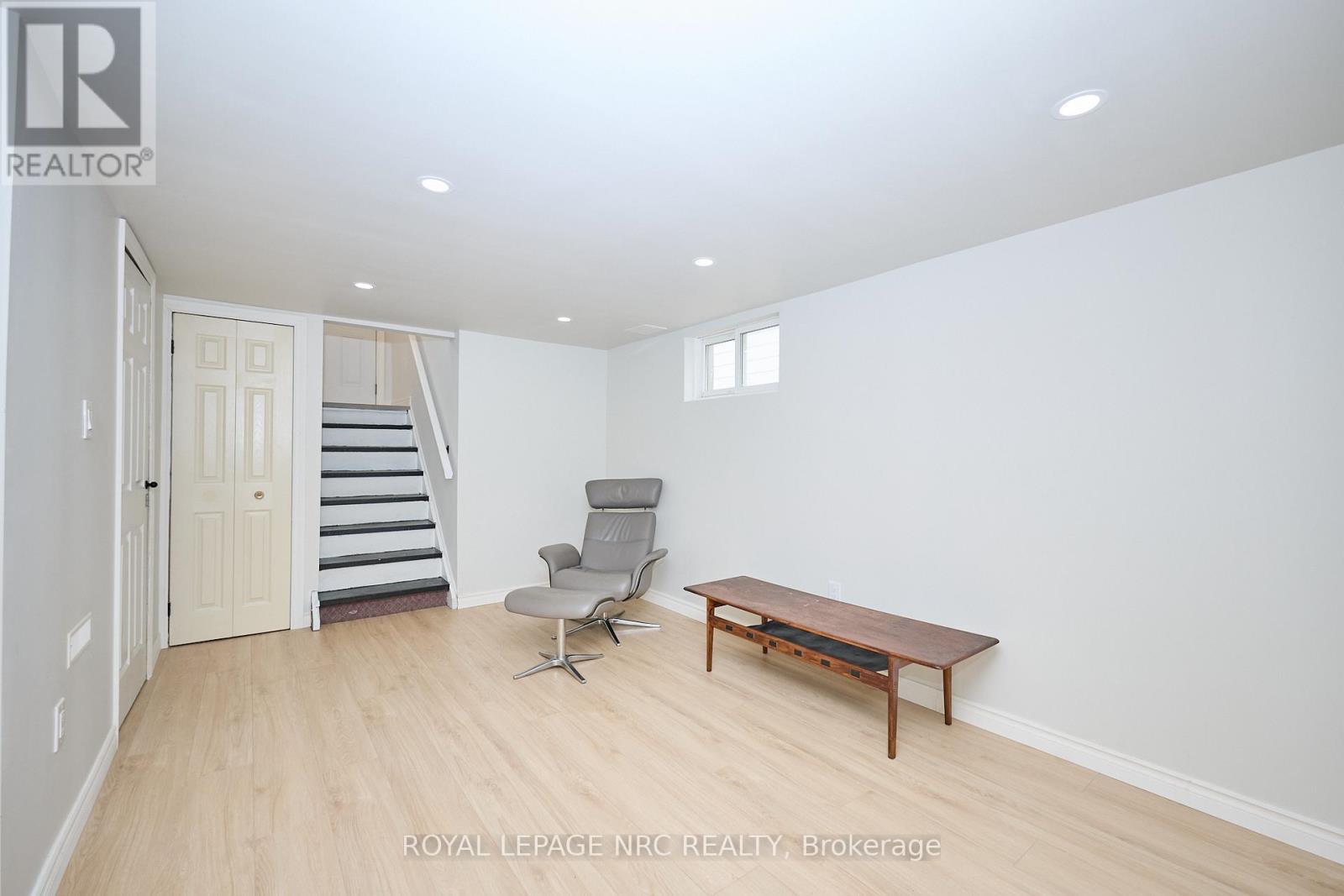 












10 FAIRBURN AVENUE

,
St. Catharines (Burleigh Hill),




Ontario
L2T1B2

