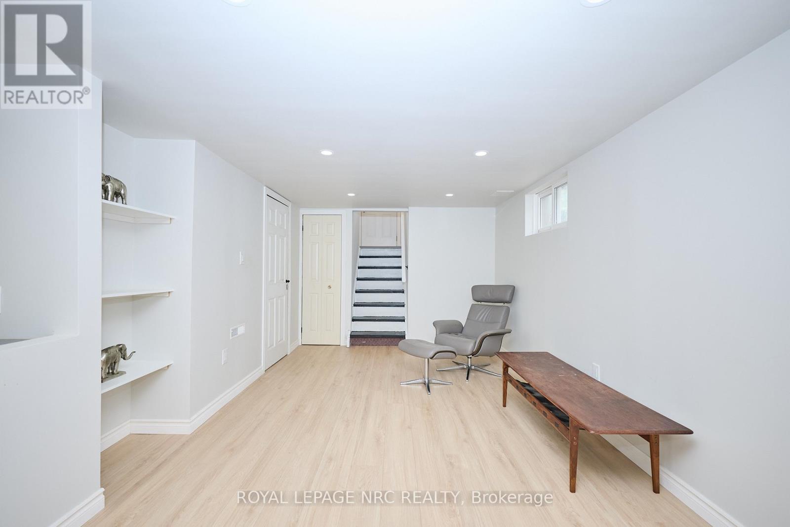 












10 FAIRBURN AVENUE

,
St. Catharines (Burleigh Hill),




Ontario
L2T1B2

