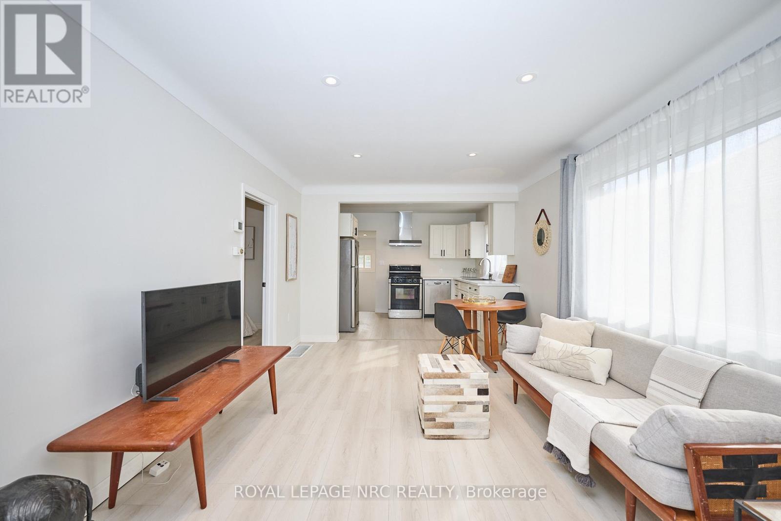 












10 FAIRBURN AVENUE

,
St. Catharines (Burleigh Hill),




Ontario
L2T1B2

