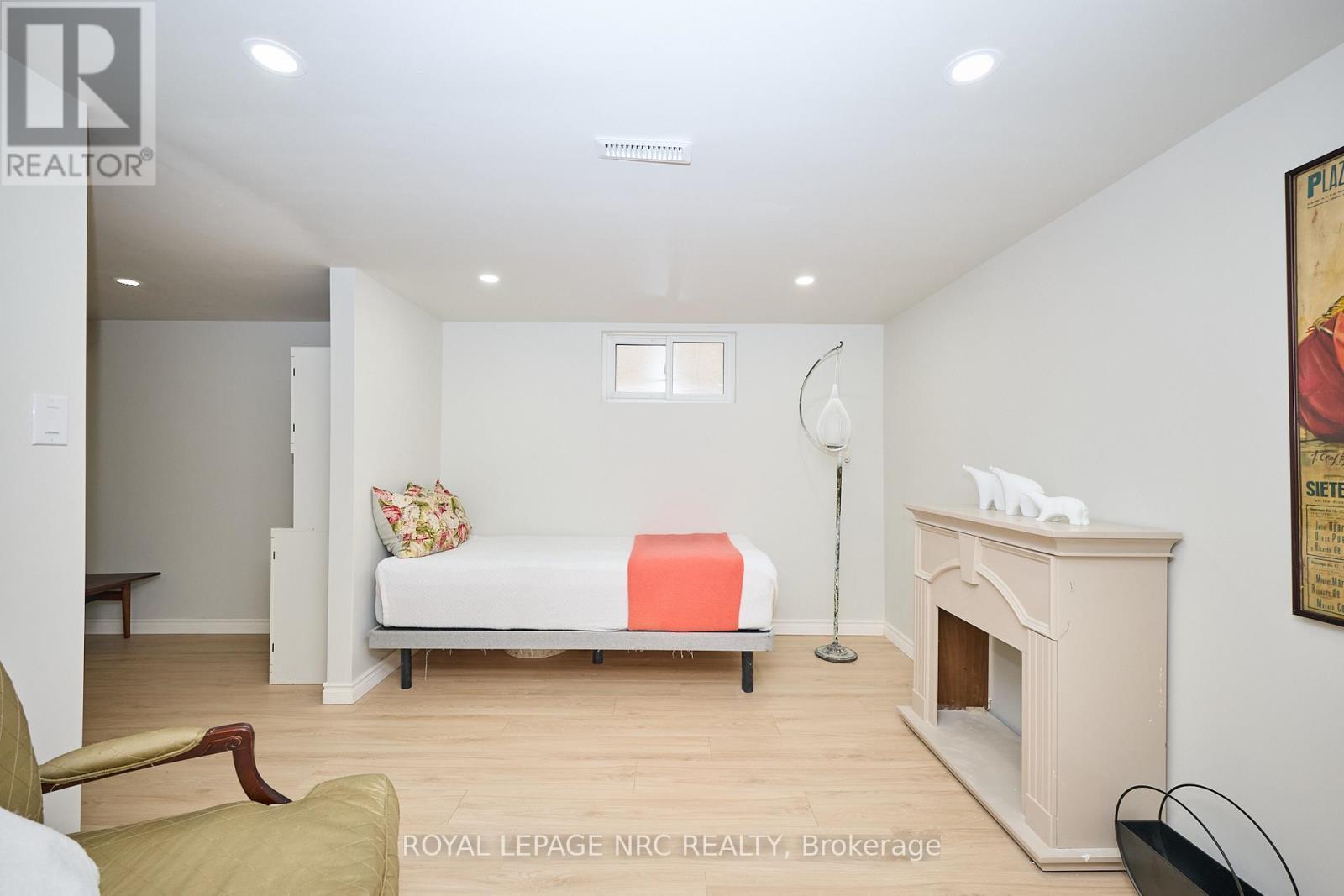 












10 FAIRBURN AVENUE

,
St. Catharines (Burleigh Hill),




Ontario
L2T1B2

