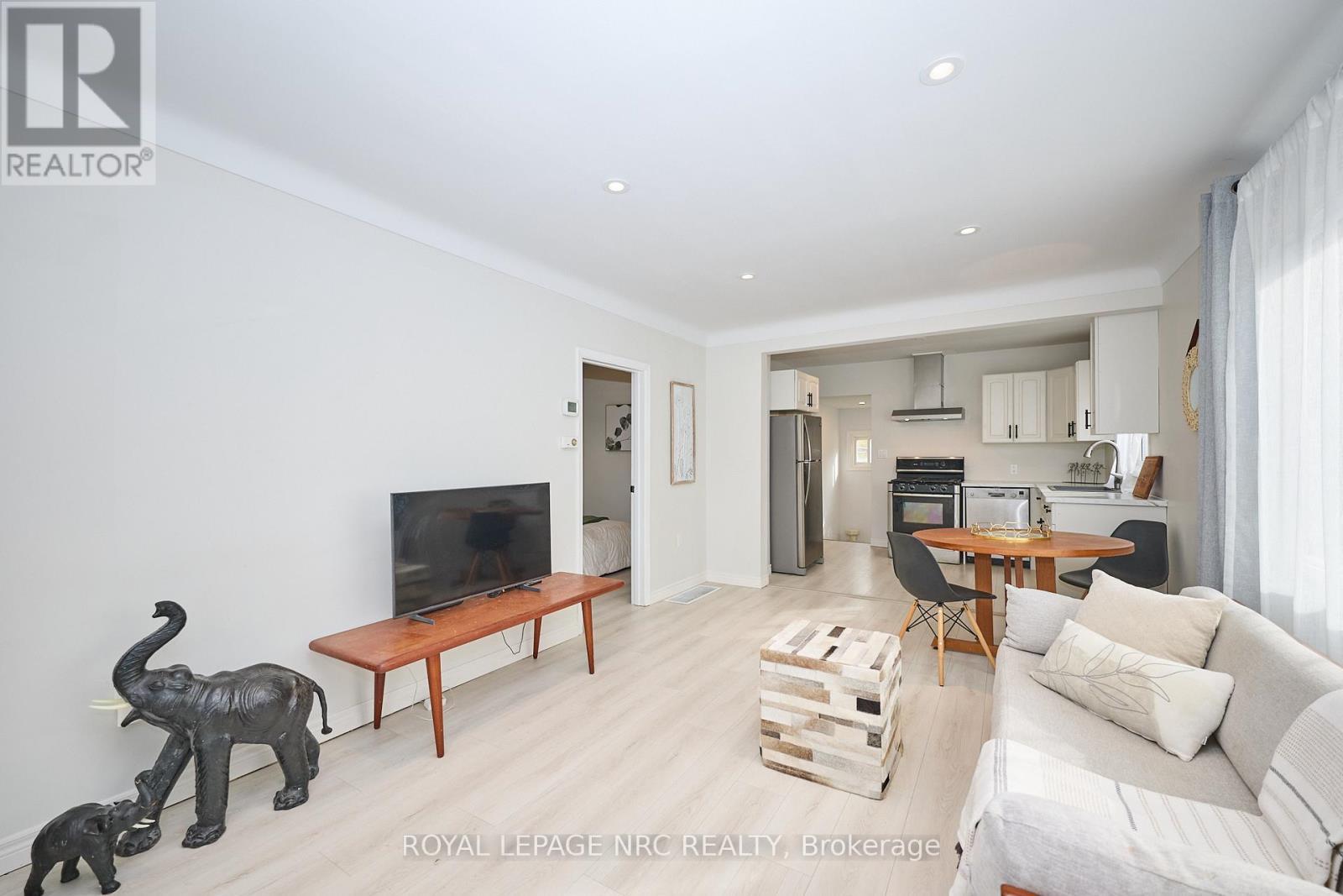 












10 FAIRBURN AVENUE

,
St. Catharines (Burleigh Hill),




Ontario
L2T1B2

