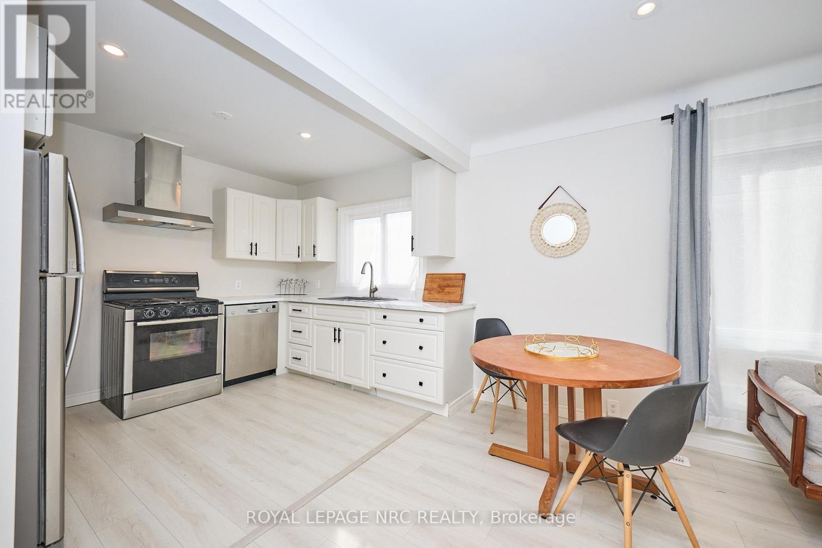 












10 FAIRBURN AVENUE

,
St. Catharines (Burleigh Hill),




Ontario
L2T1B2

