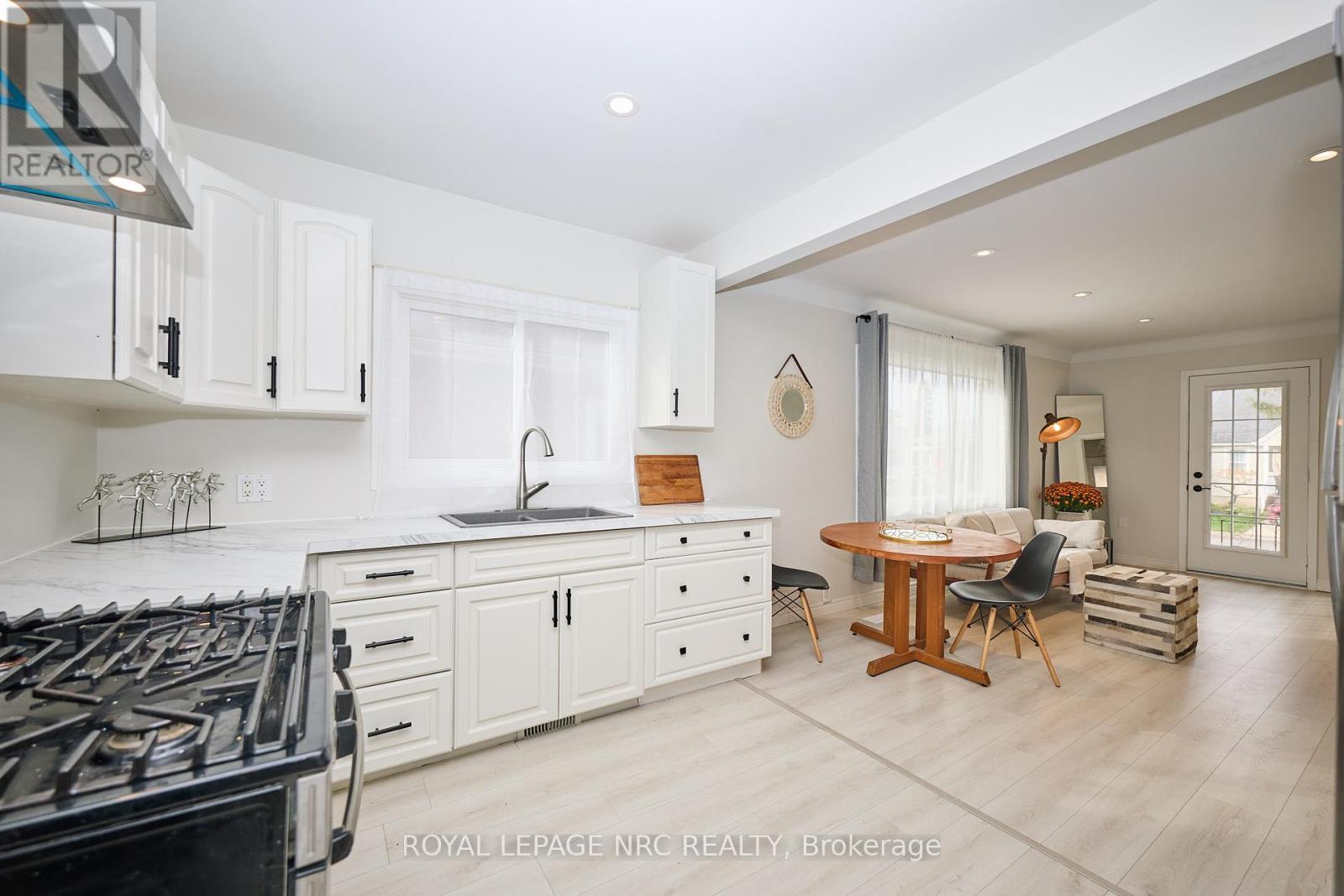 












10 FAIRBURN AVENUE

,
St. Catharines (Burleigh Hill),




Ontario
L2T1B2

