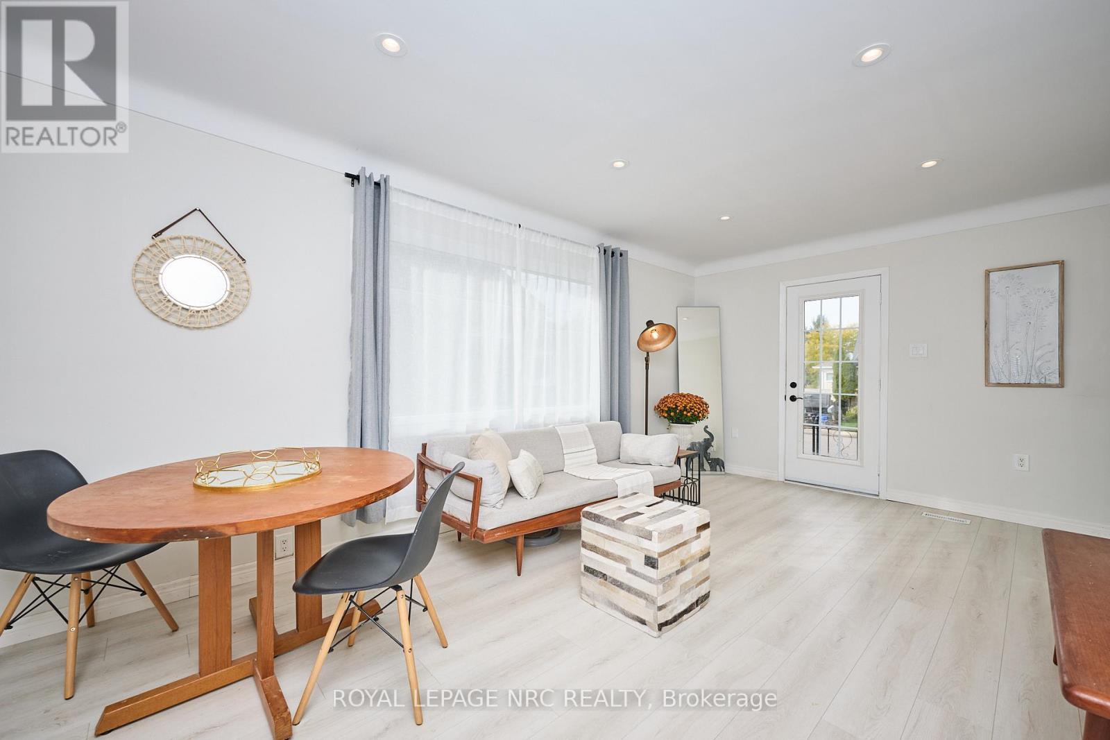 












10 FAIRBURN AVENUE

,
St. Catharines (Burleigh Hill),




Ontario
L2T1B2

