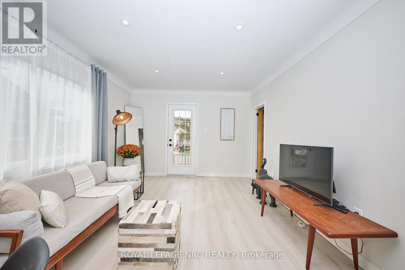 












10 FAIRBURN AVENUE

,
St. Catharines (Burleigh Hill),




Ontario
L2T1B2

