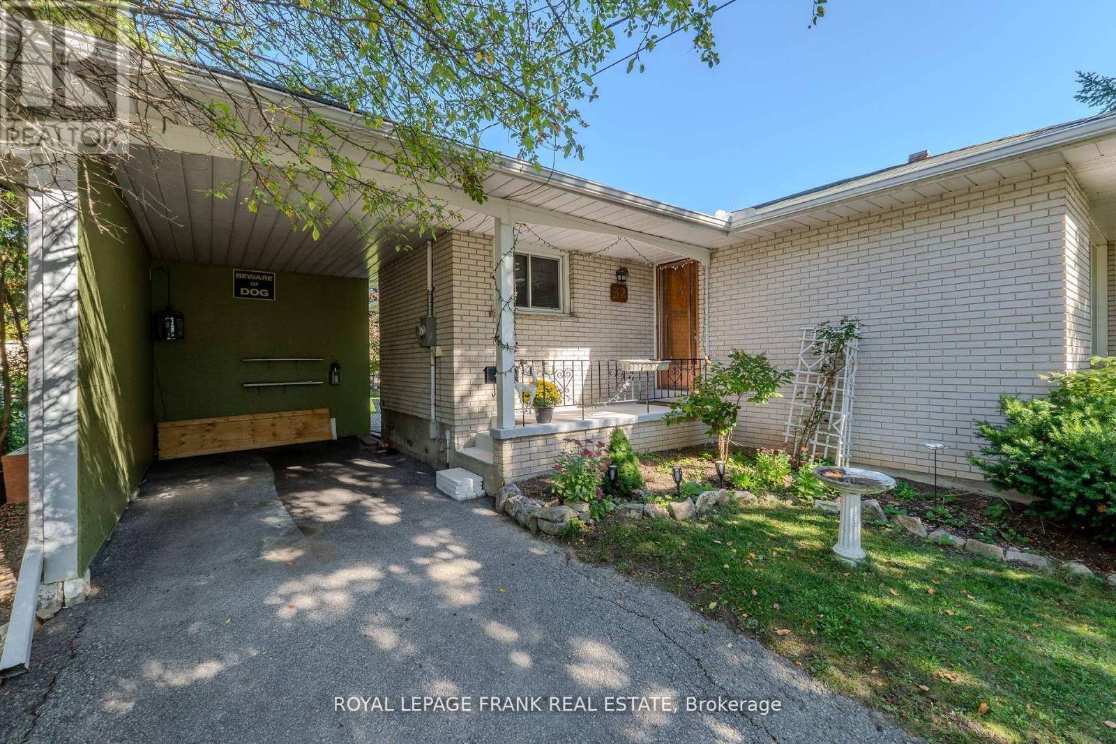 












32 MELBOURNE STREET E

,
Kawartha Lakes (Lindsay),




Ontario
K9V1X7

