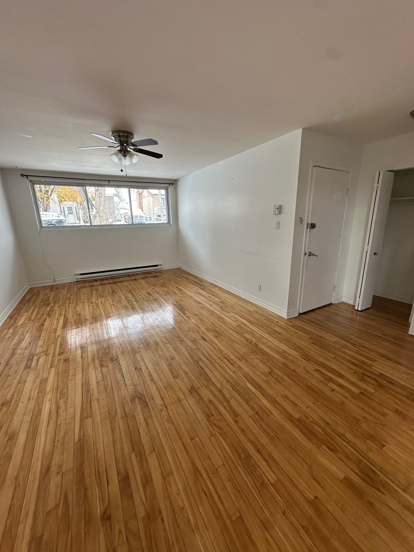 









3203

 - 3207


Rue Adélaïde

,
Longueuil (Saint-Hubert),




QC
J3Y4W5

