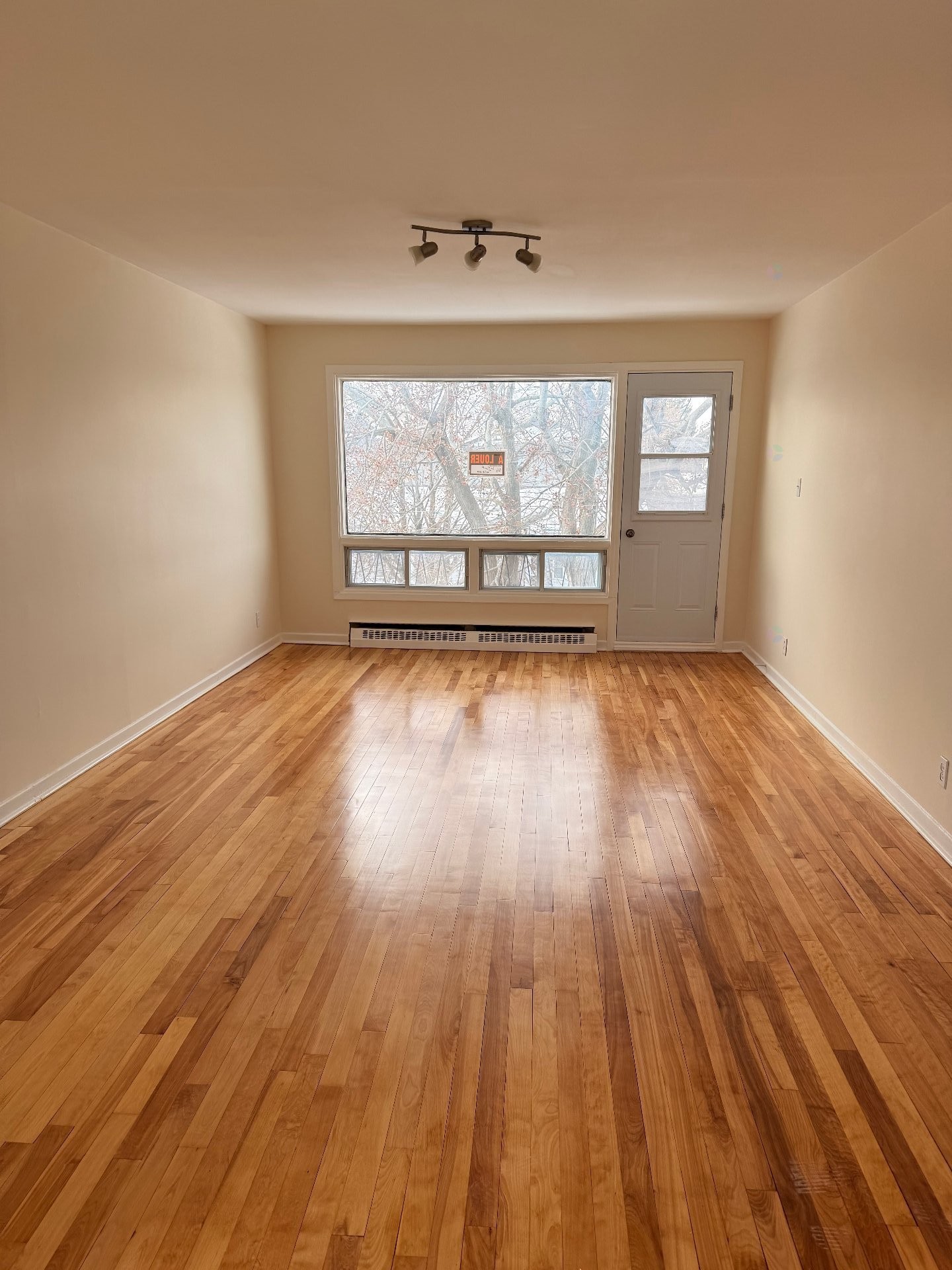 









3203

 - 3207


Rue Adélaïde

,
Longueuil (Saint-Hubert),




QC
J3Y4W5

