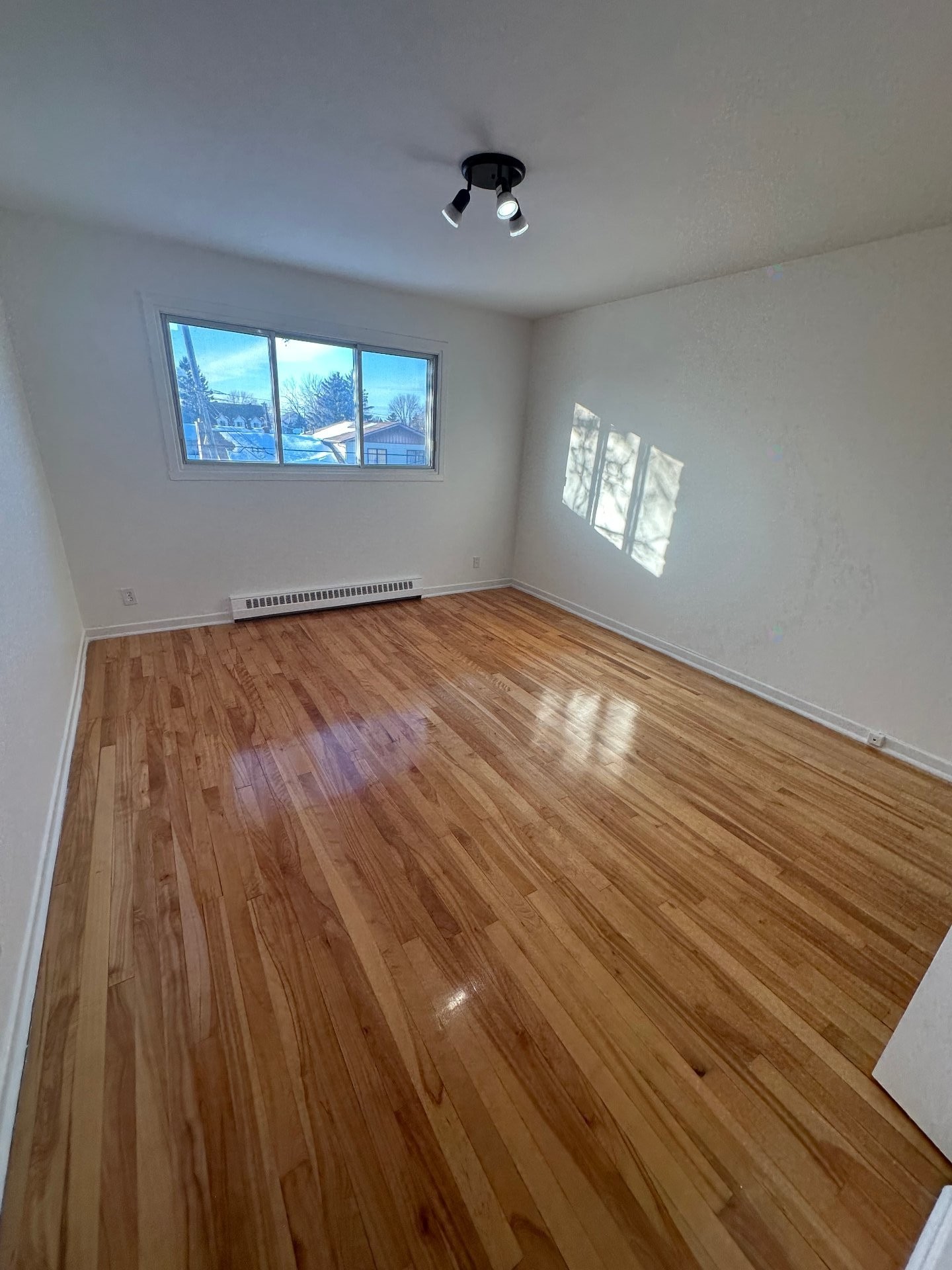 









3203

 - 3207


Rue Adélaïde

,
Longueuil (Saint-Hubert),




QC
J3Y4W5

