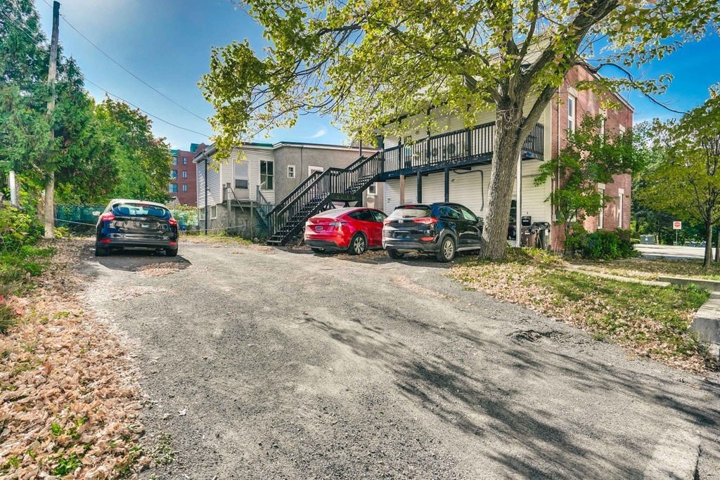 









92

 - 94


Rue Montcalm

,
Gatineau (Hull),




QC
J8X2L7

