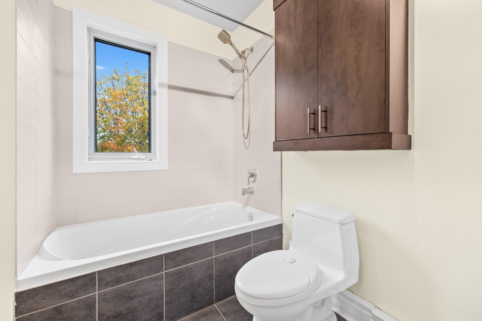 









2150


Av. d'Oxford

, 207,
Montréal (Côte-des-Neiges/Notre-Dame-de-Grâce),




QC
H4A2X8

