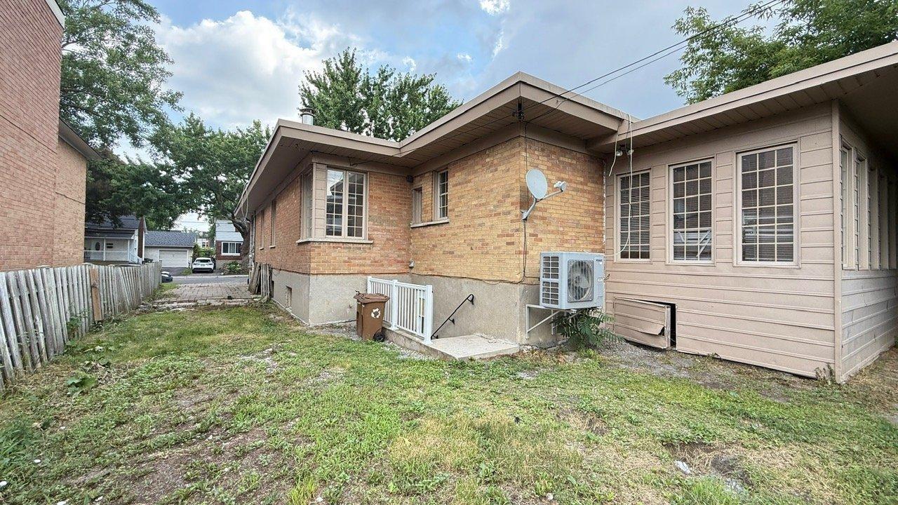 









2760

 - 2762


Rue Lafrance

,
Montréal (Saint-Laurent),




QC
H4R1H3

