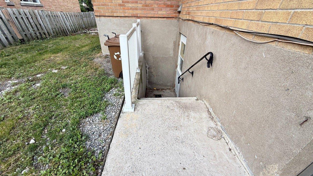 









2760

 - 2762


Rue Lafrance

,
Montréal (Saint-Laurent),




QC
H4R1H3

