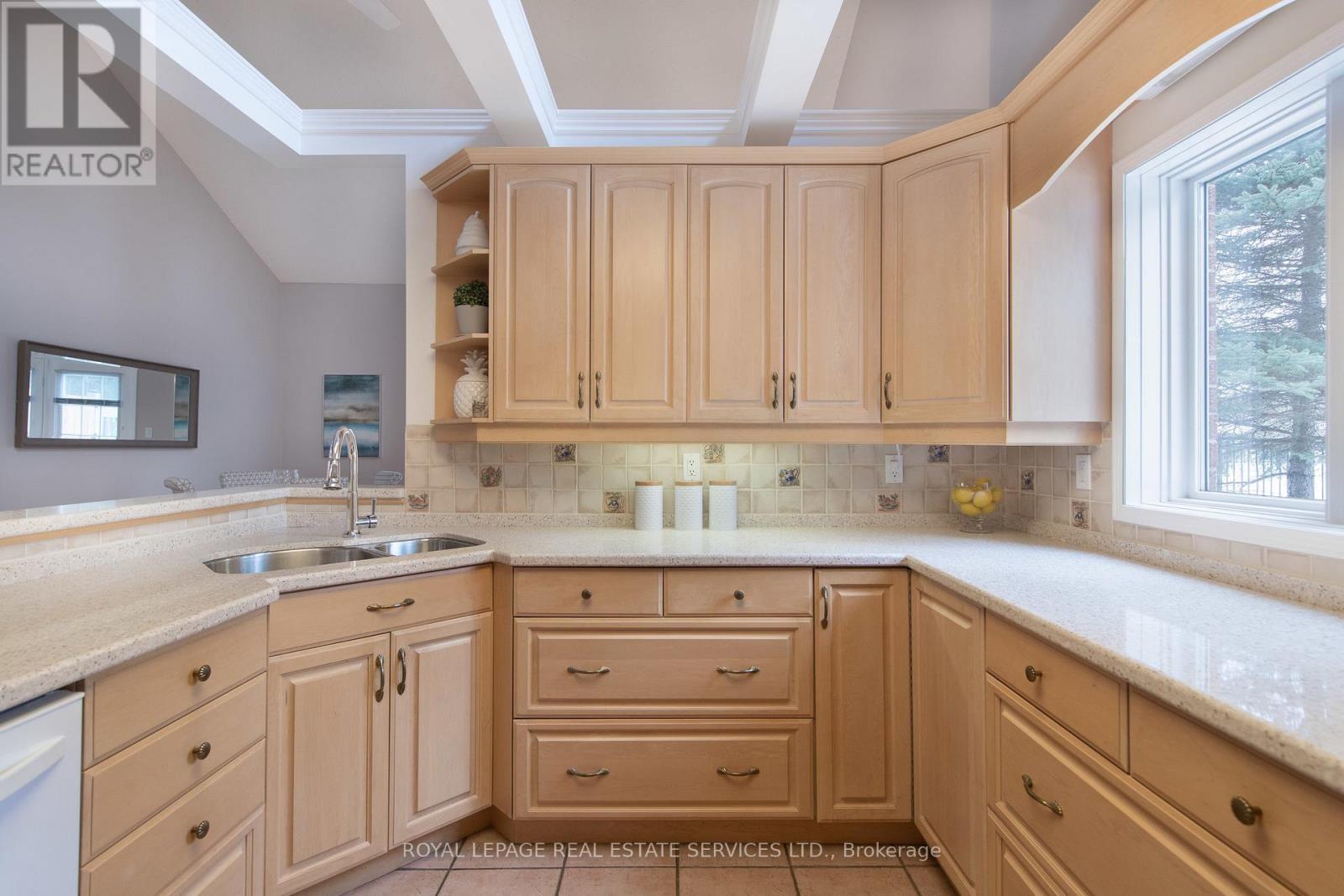 












21 - 1010 CRISTINA COURT

,
Mississauga,




Ontario
L5J4T7

