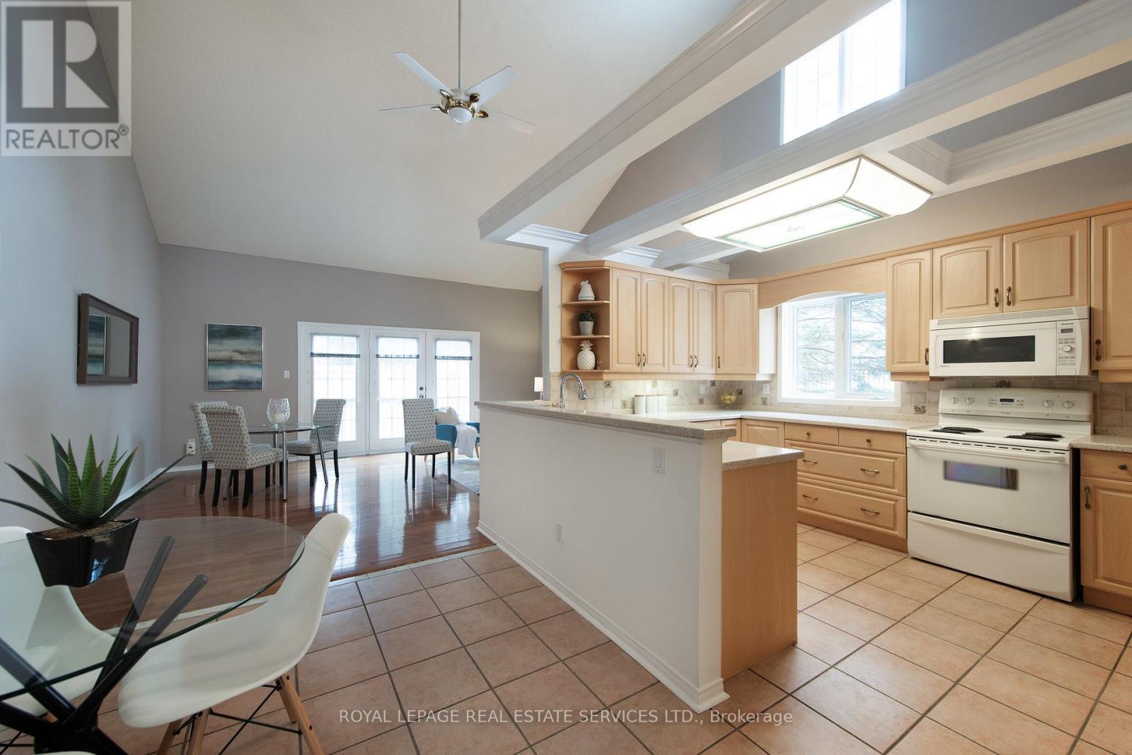 












21 - 1010 CRISTINA COURT

,
Mississauga,




Ontario
L5J4T7

