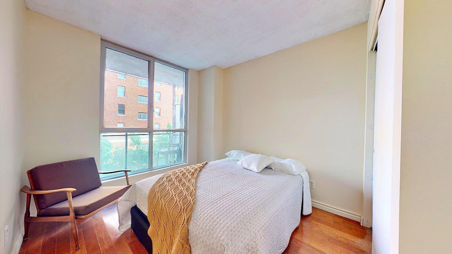 









98


Rue Charlotte

, 551,
Montréal (Ville-Marie),




QC
H2X3V2

