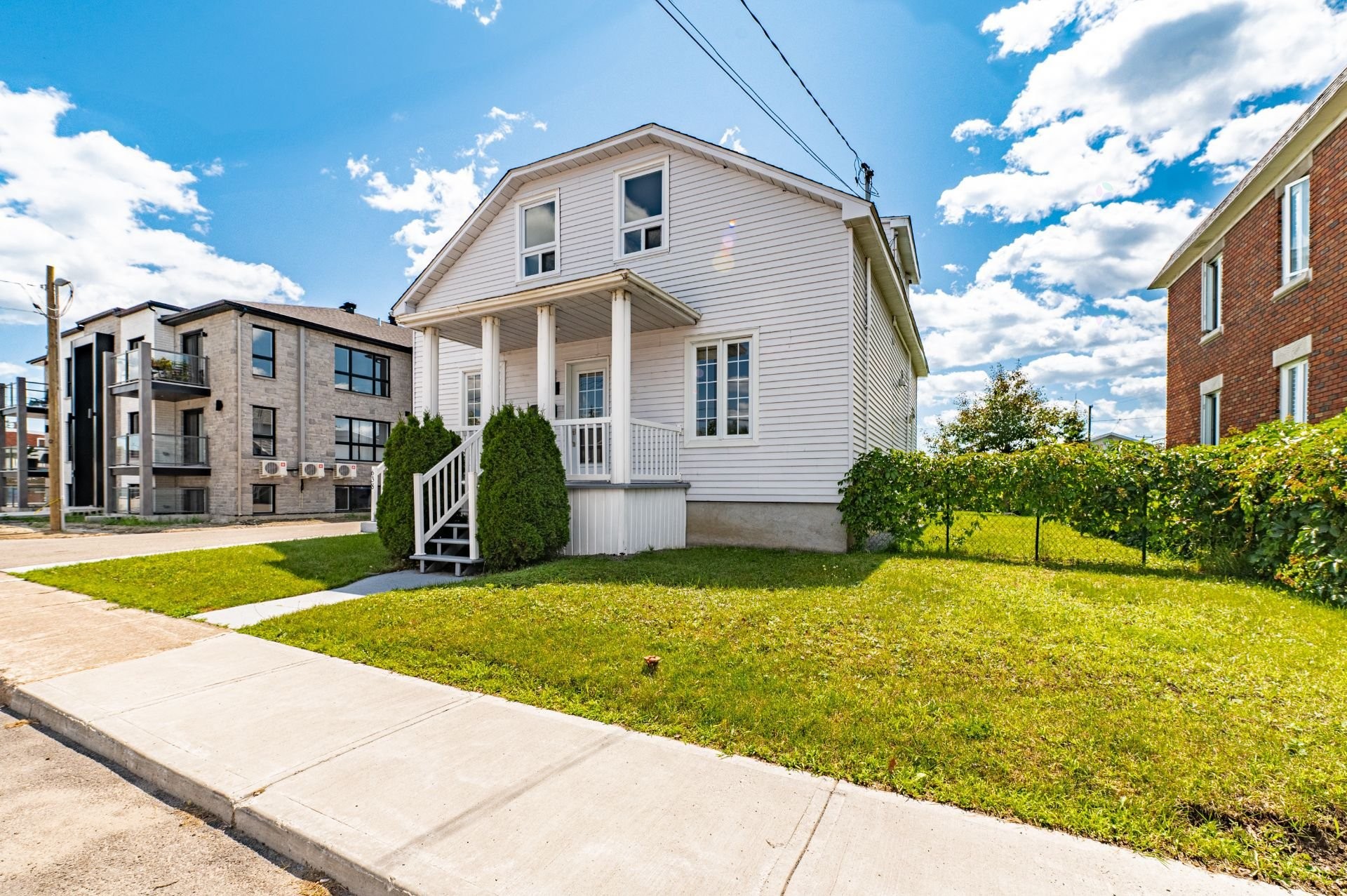 









636

 - 638


8e Avenue

,
Saint-Jérôme,




QC
J7Z4Y1

