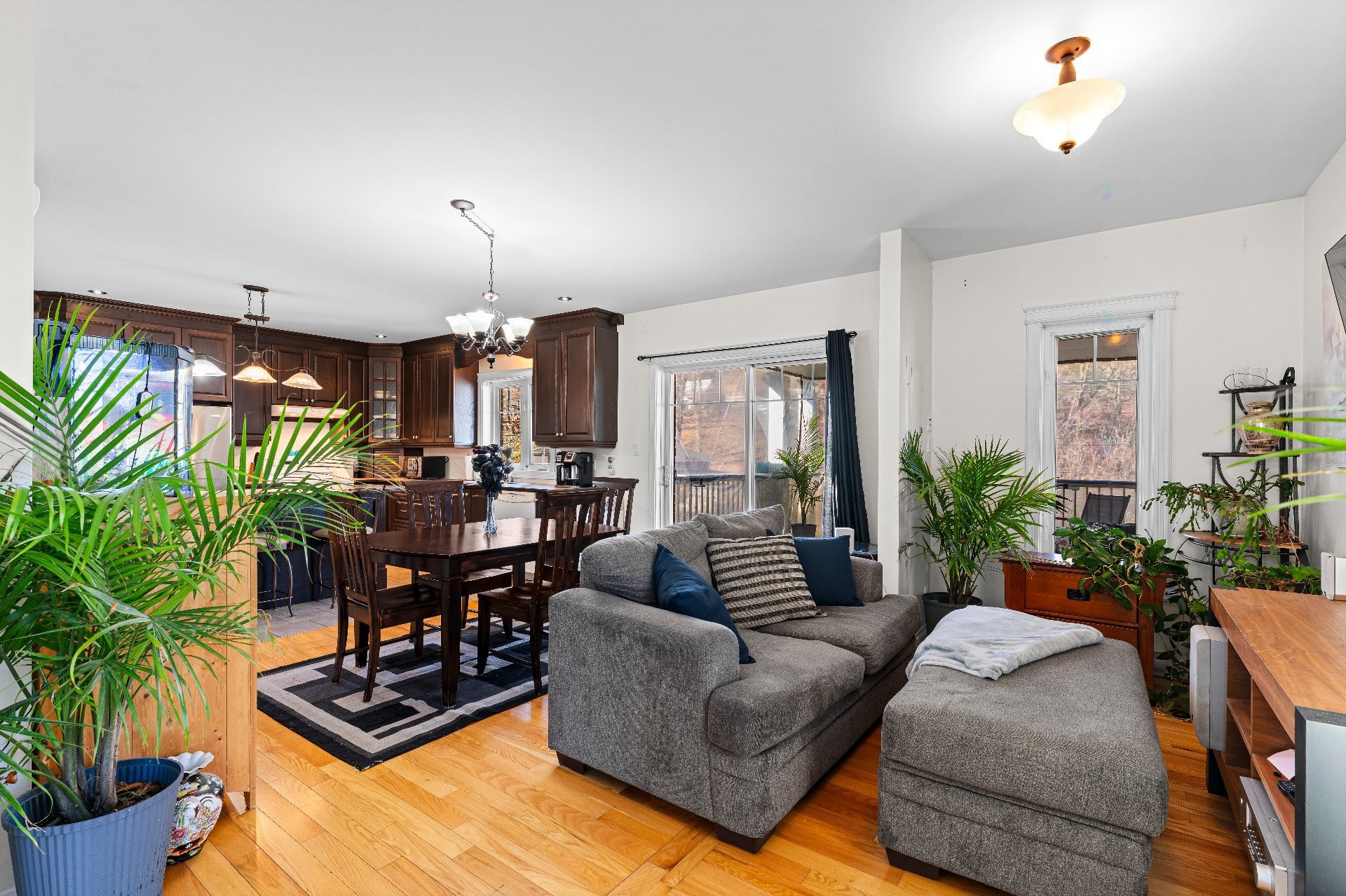 









885Z

 - 889Z


Rue Child

,
Coaticook,




QC
J1A2C8

